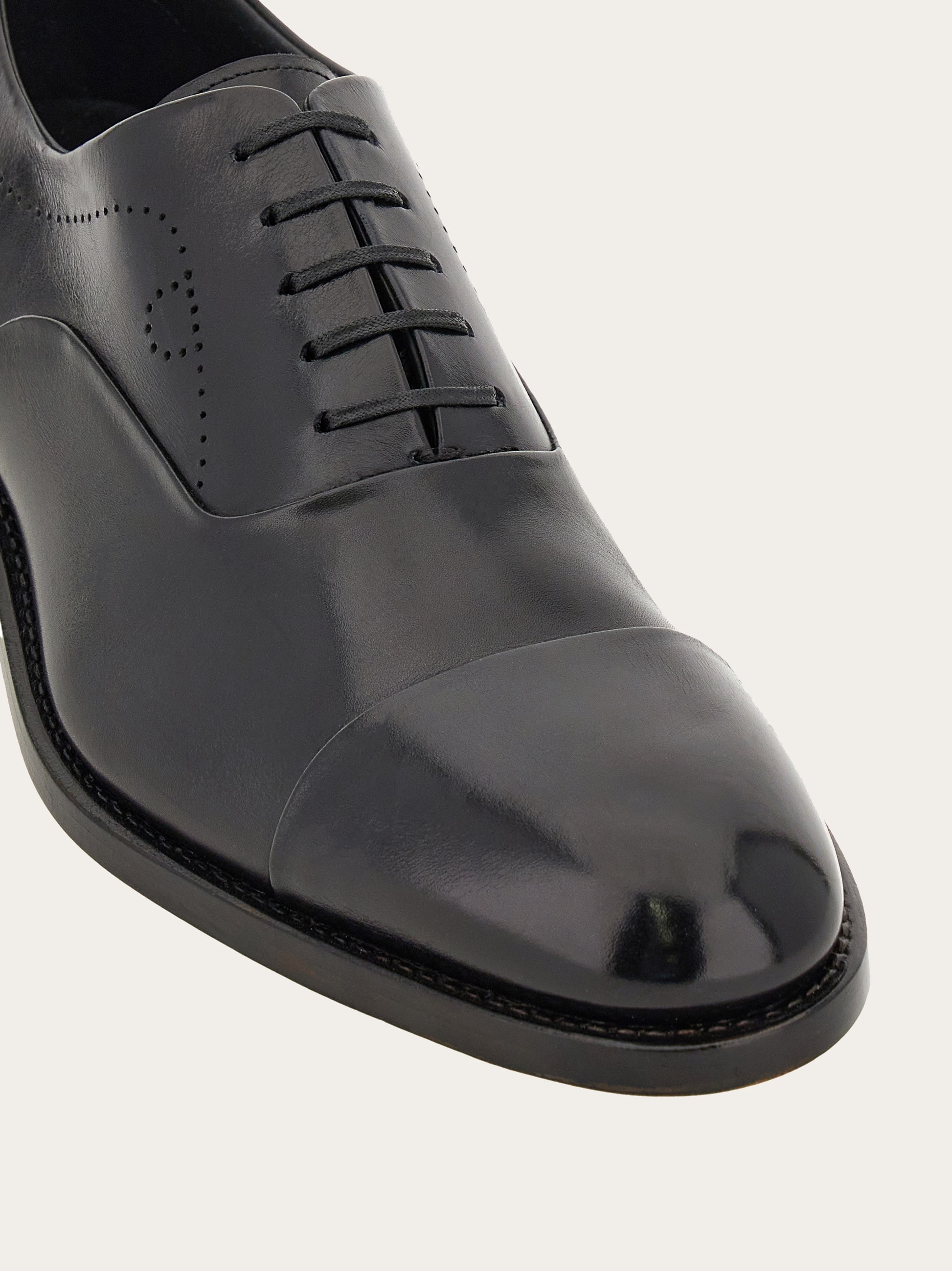 Tramezza Oxford with toe cap - Men | Ferragamo