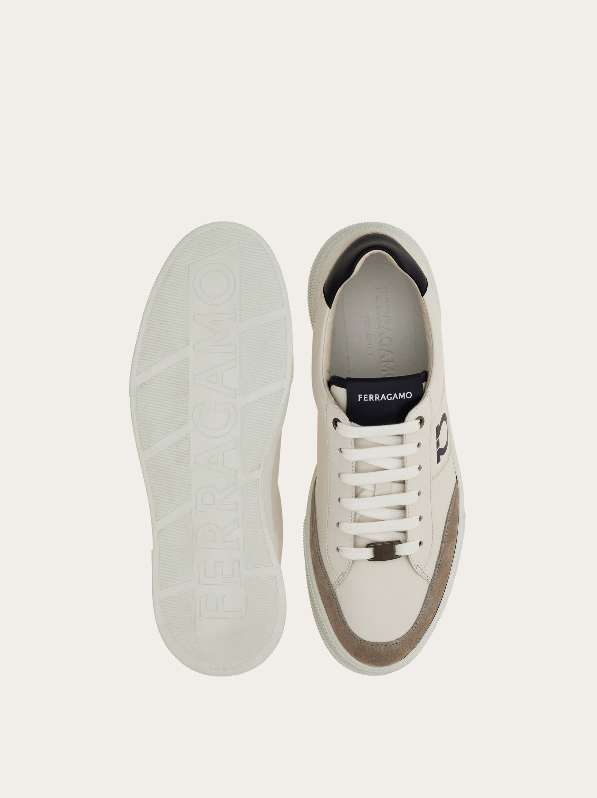 フェラガモ スニーカー 7.5 ガンチーニ エンボス ロゴ ホワイト