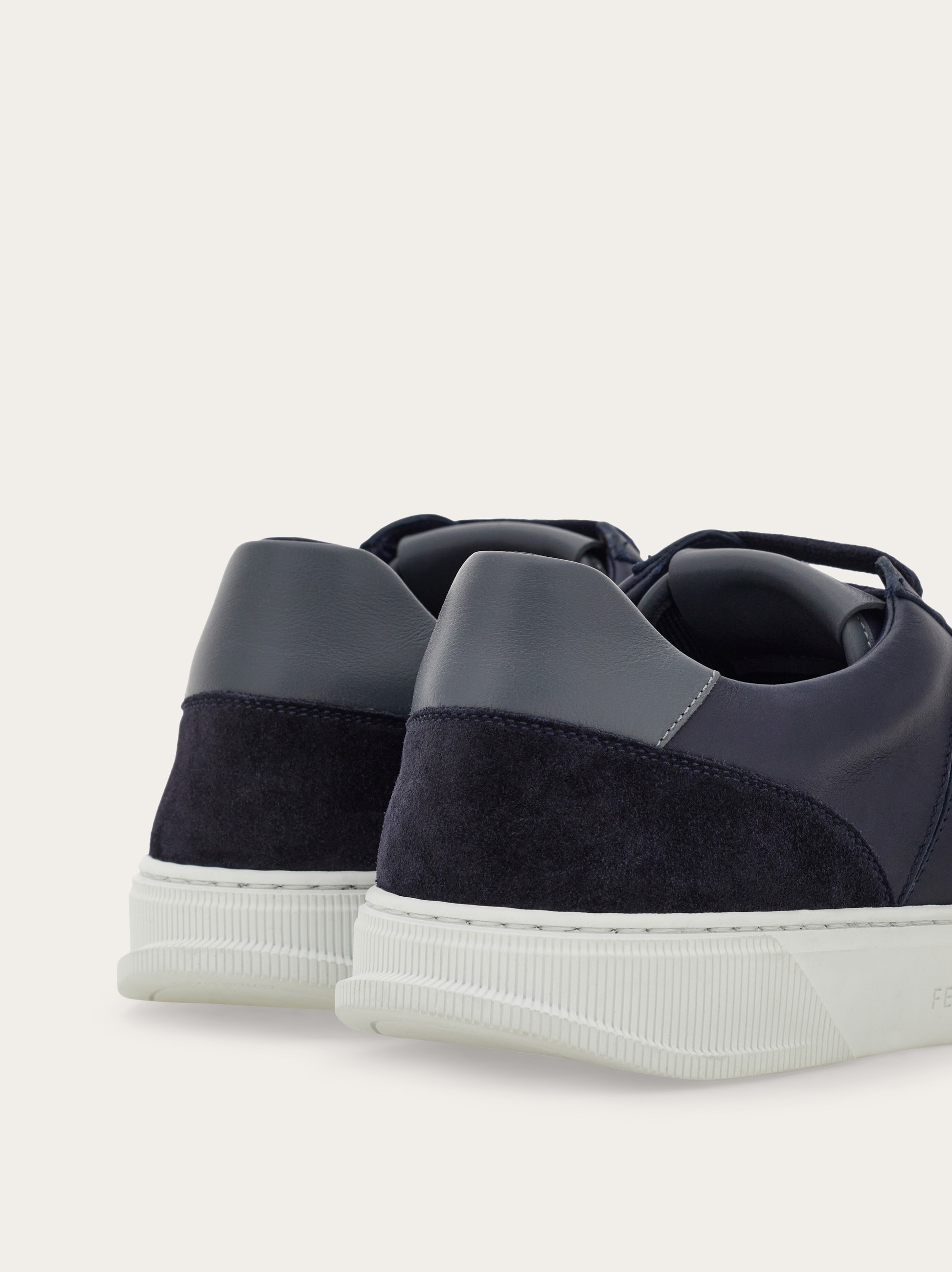 간치니 디테일 로우탑 스니커즈 - 남성 | Ferragamo