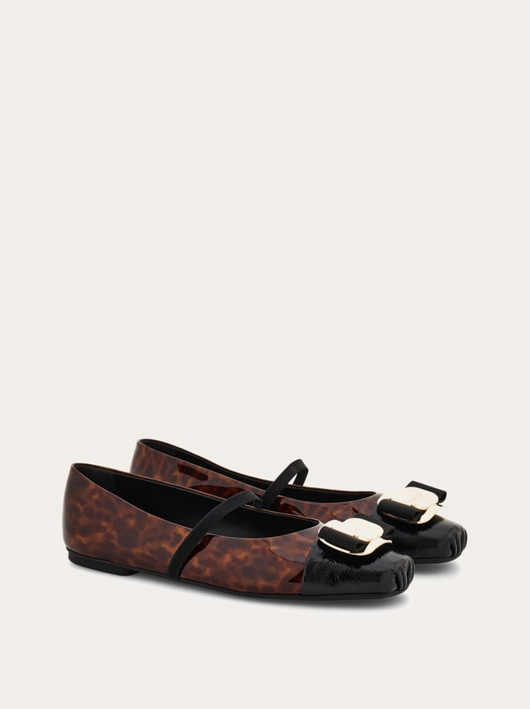 New Vara plate bicolor ballet flat - Women | Ferragamo