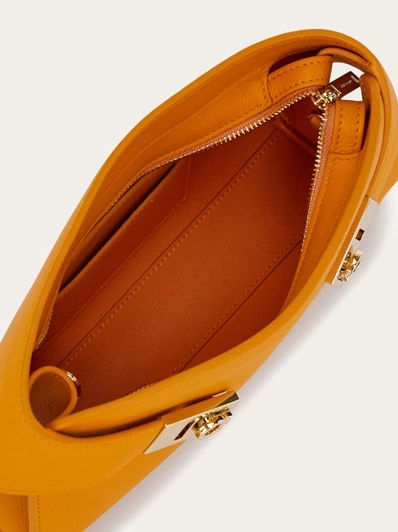 Ferragamo 24AW HUG Small ガンチーニ ショルダー/トートバック Ferragamo 24AW HUG Small ガンチーニ ショルダー/トートバック