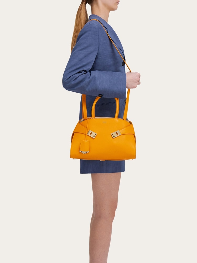 【関送込】FERRAGAMO◆LEATHER HUG L TOP HANDLE BAG Hug handbag (L) - Women | Ferragamo