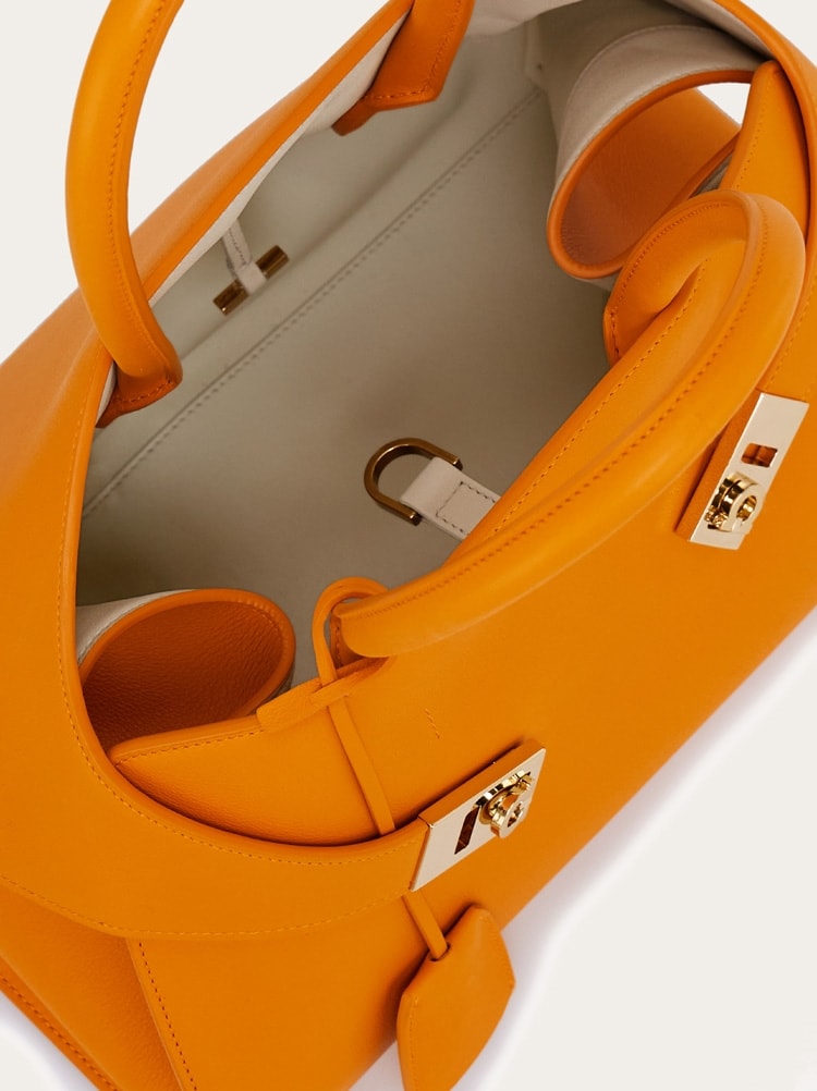 Hug Handtasche (M) Gallery image 6