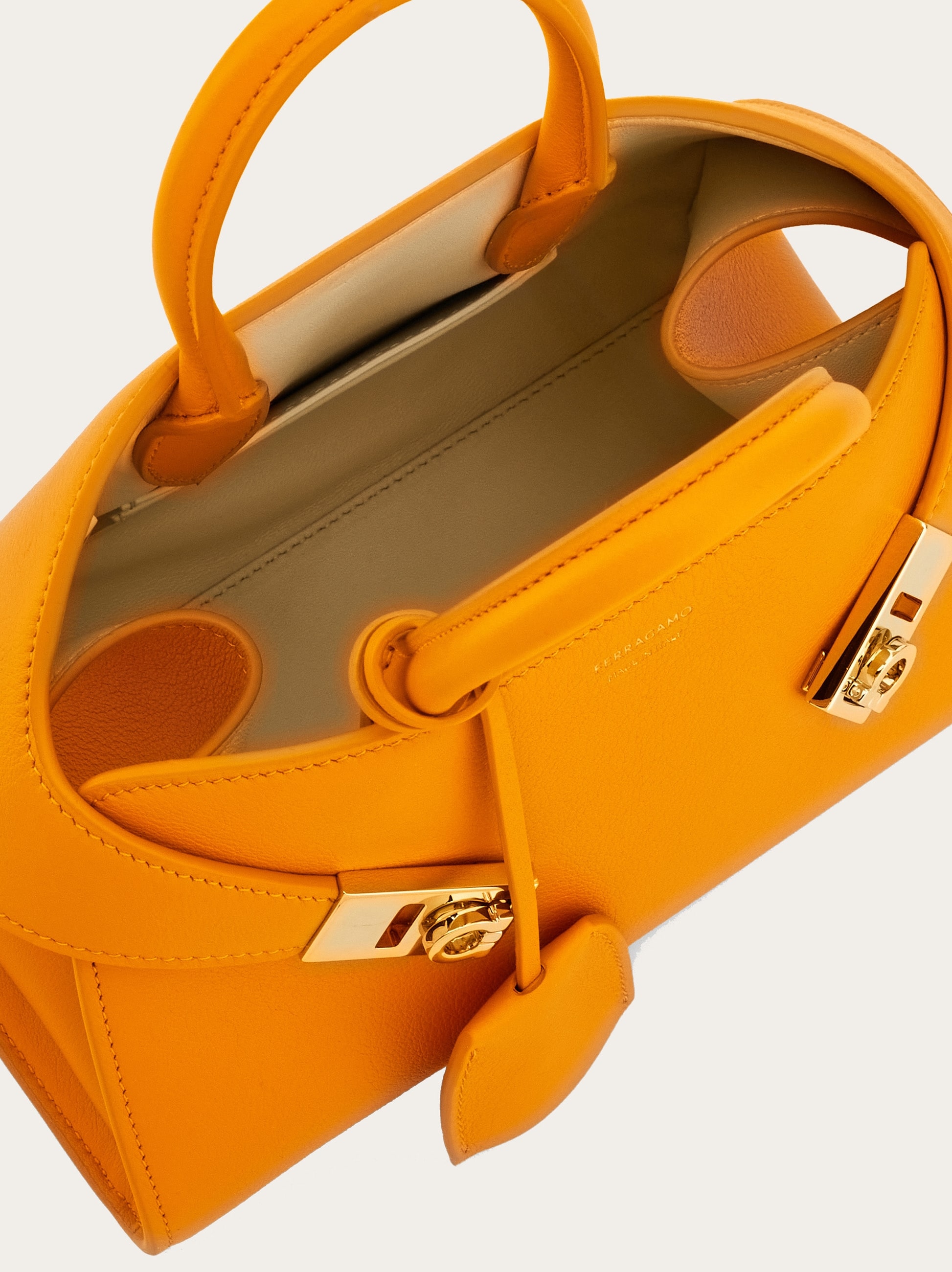 【極美品】箱・巾着つき☆フェラガモ バレッタ オレンジ×ゴールド h-014 極美品】箱・巾着つき☆フェラガモ バレッタ オレンジ×ゴールド h-014