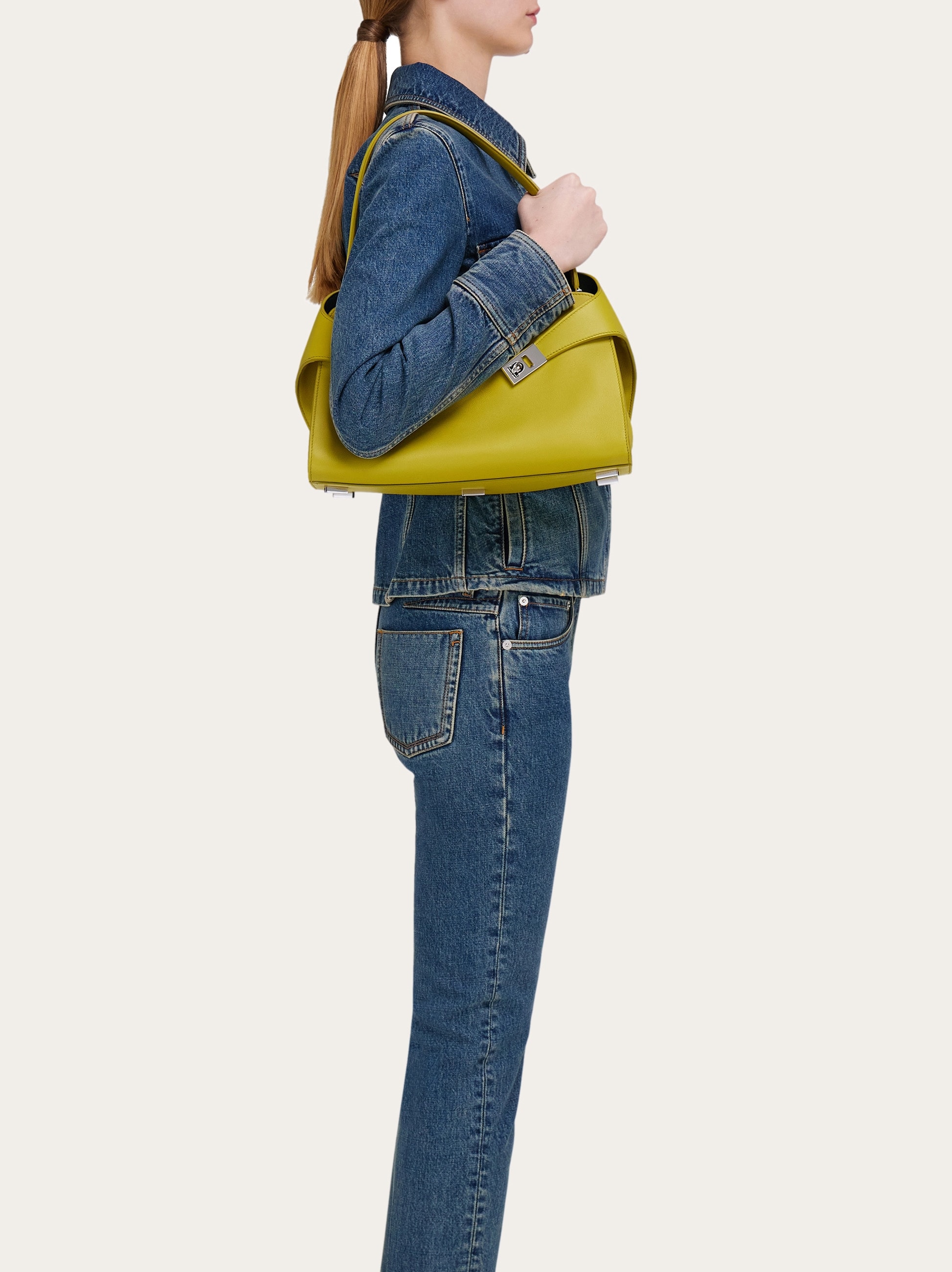 ☆超人気ライン☆ FERRAGAMO SMALL BICOLOR HUG HANDBAG Hug soft bicolor shoulder bag (M) - Women | Ferragamo