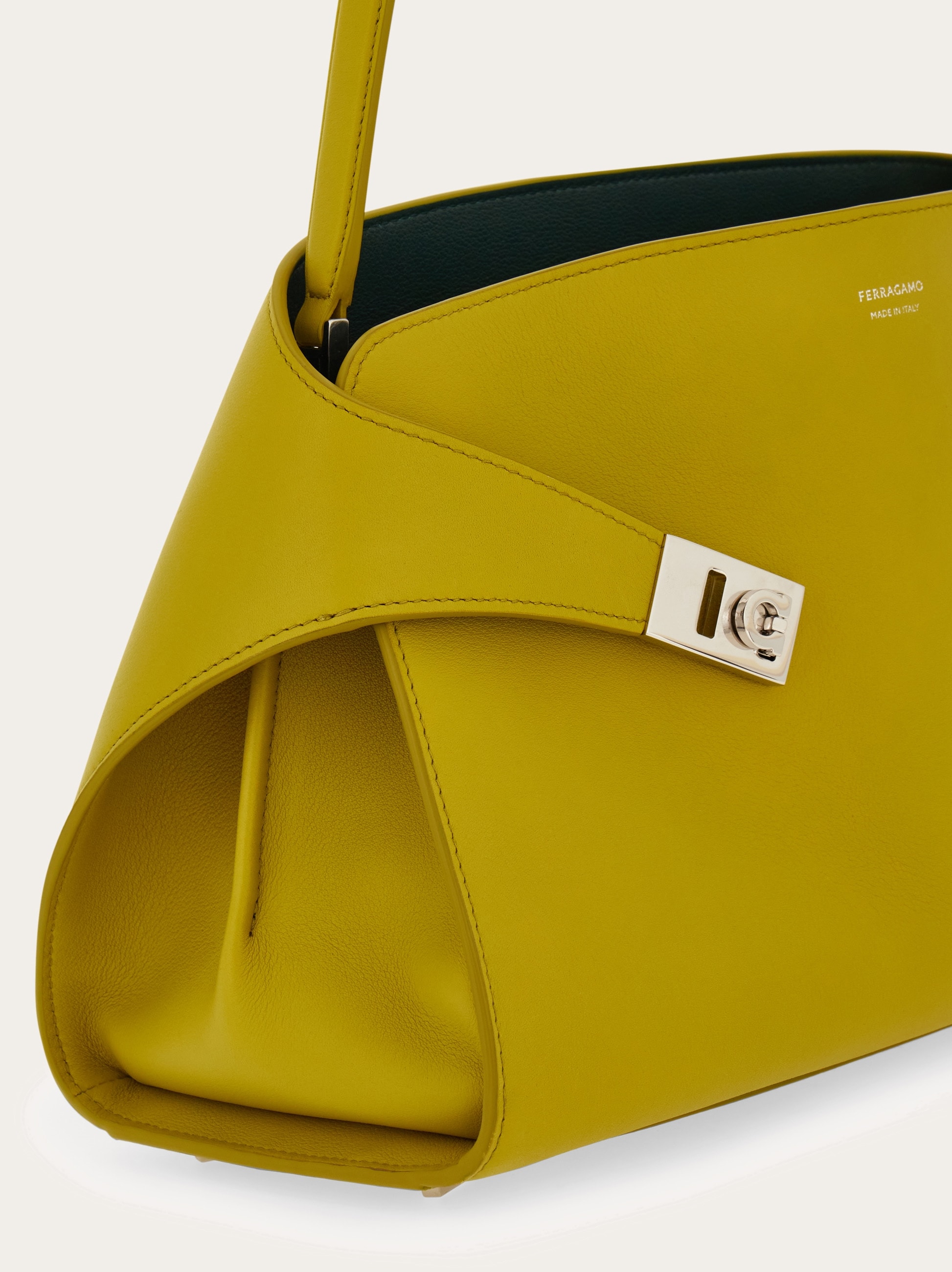 Hug ソフト バイカラー ワンショルダーバッグ(M) - ウィメンズ | Ferragamo