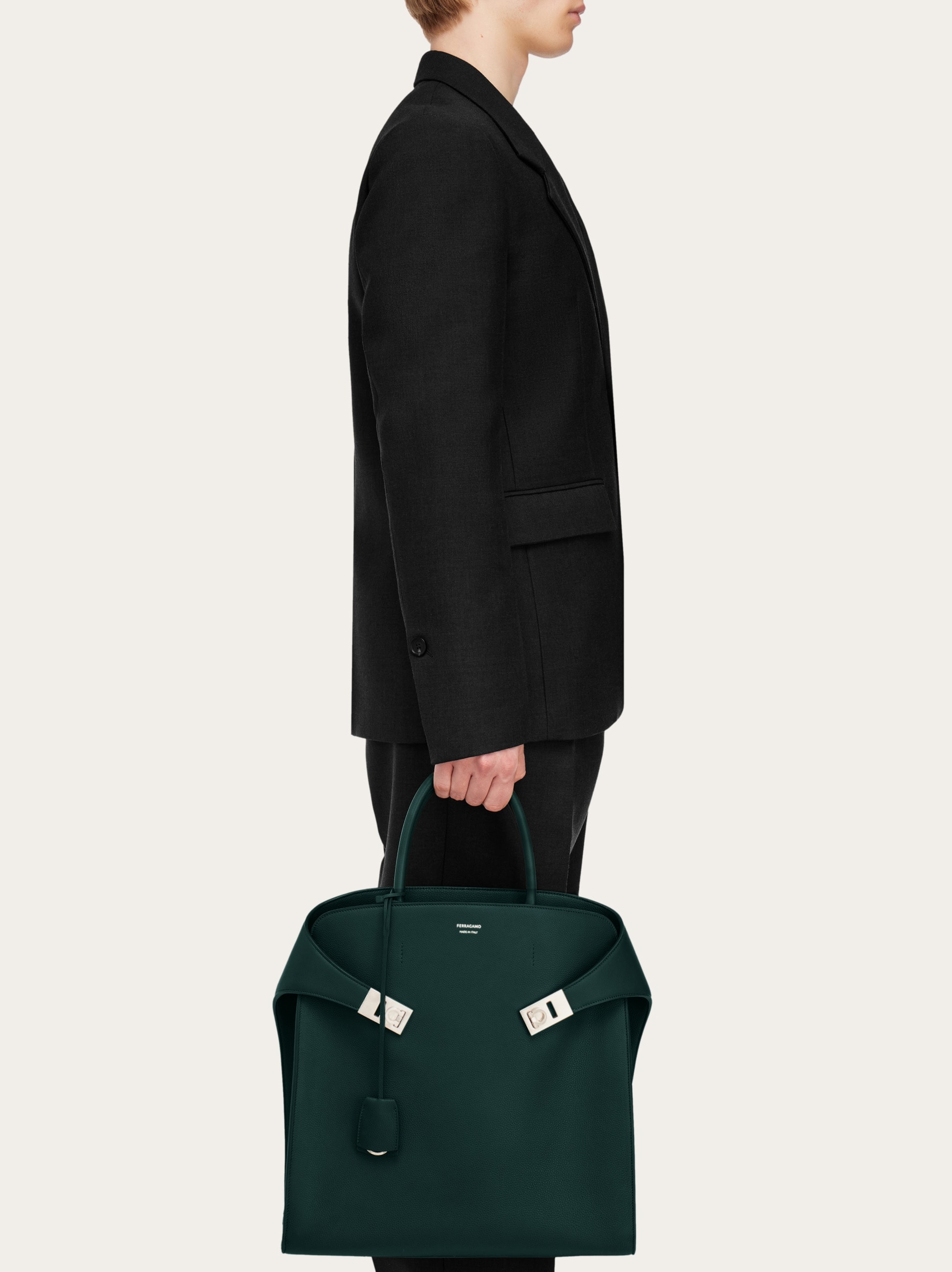 【送料&関税込】Ferragamo Hug Large Tote Bag Gancini tote bag (L) - Women | Ferragamo
