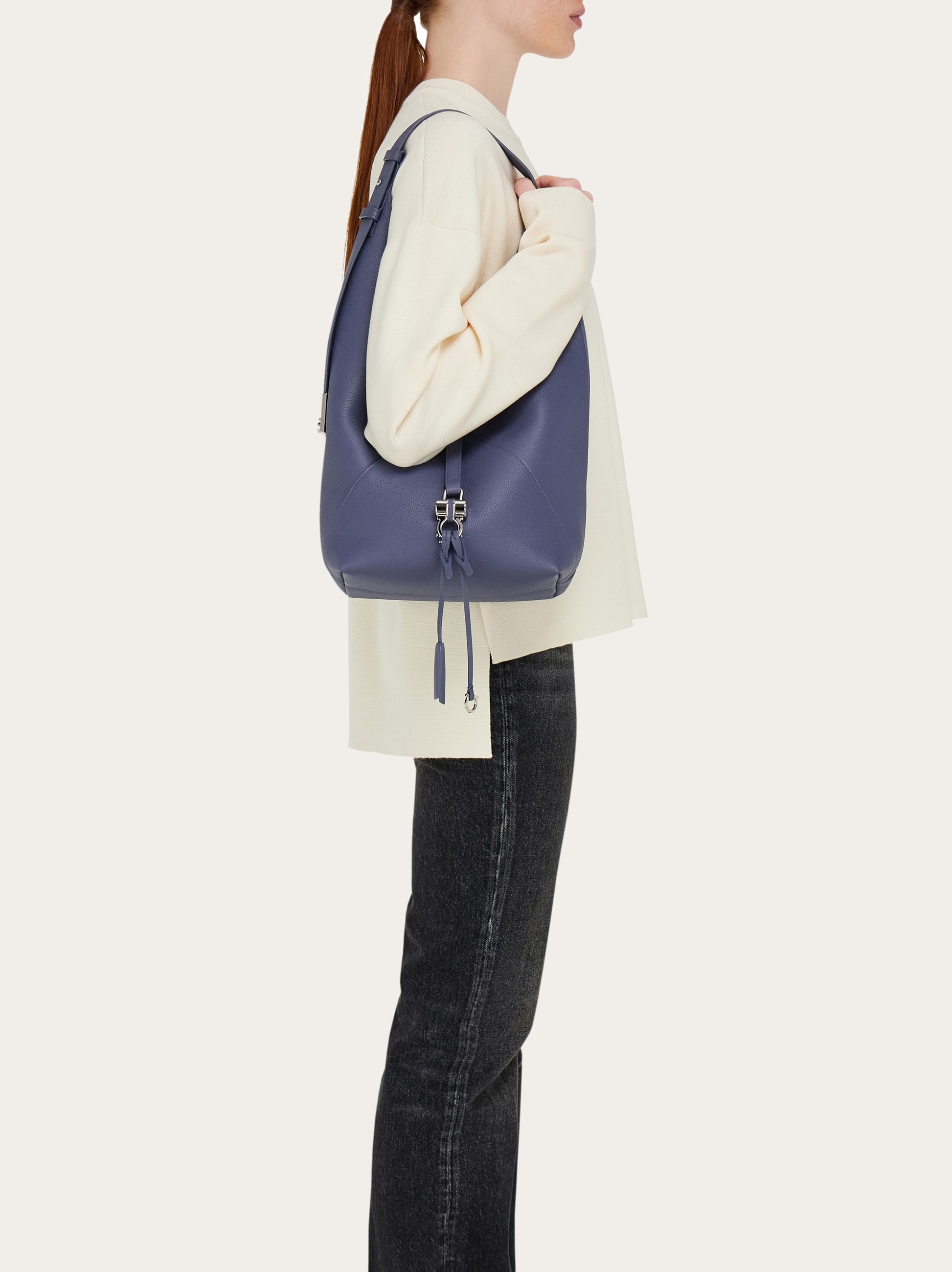 【Ferragamo】V字型ホーボーバッグ V-shaped hobo bag (M) - Women | Ferragamo