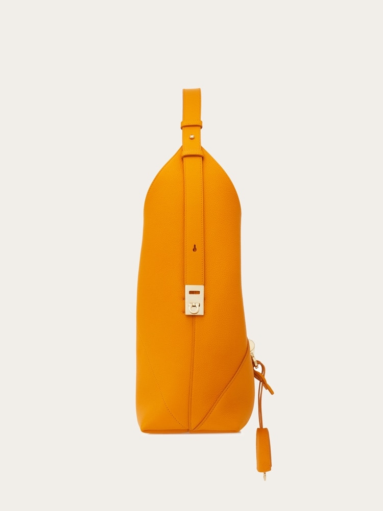 V-shaped hobo bag (M) Gallery image 2