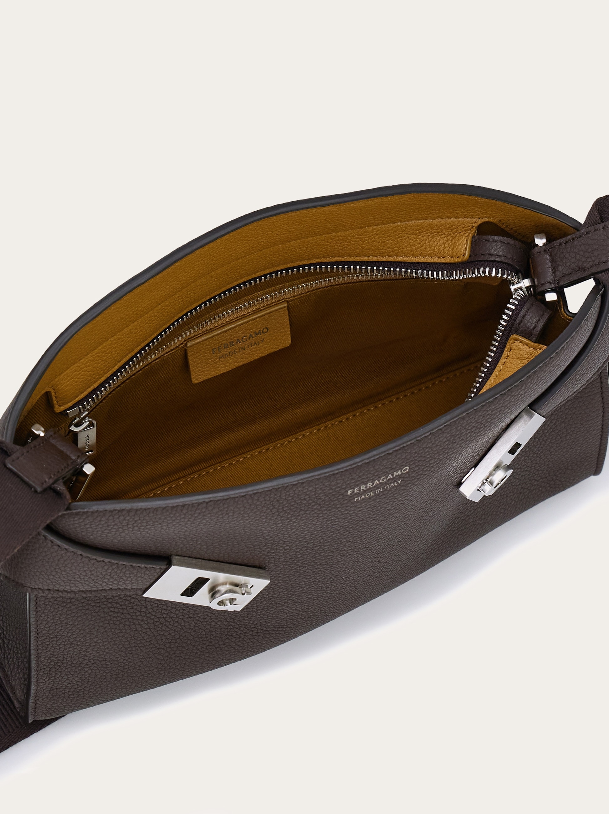 Hug messenger bag - Men | Ferragamo
