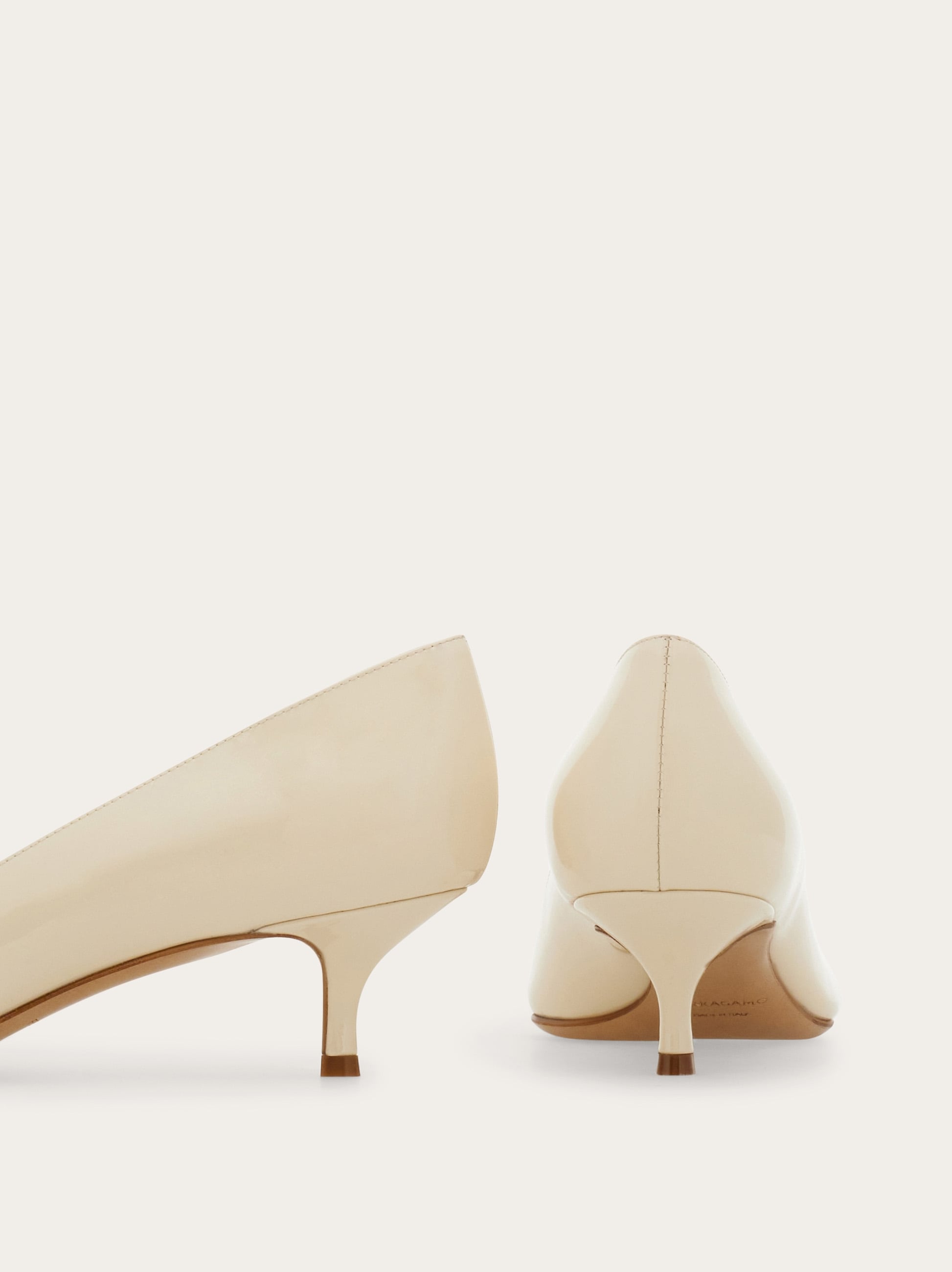 Ferragamo ホワイト ポインテッドトゥパンプス ガンチーニ パンプス - ウィメンズ | Ferragamo