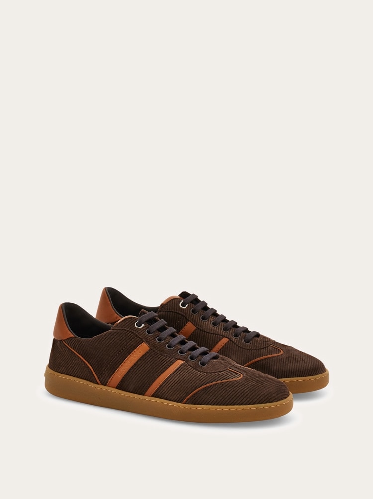 Low-top sneaker with logo Gallery image 2