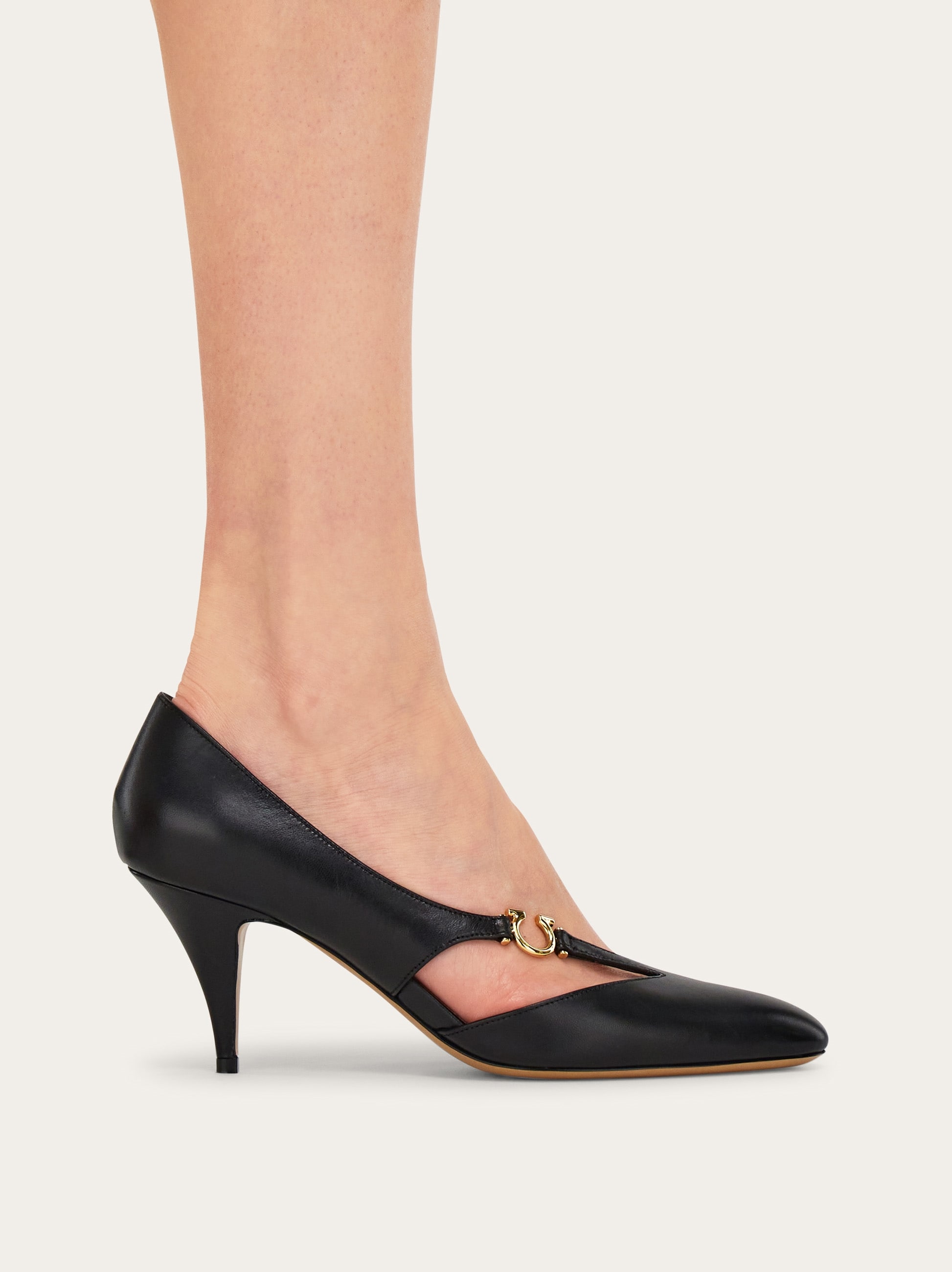パンプス Ferragamo Sara Leather Decollete With Gancini Detail Sara leather décolleté with Gancini detail FERRAGAMO