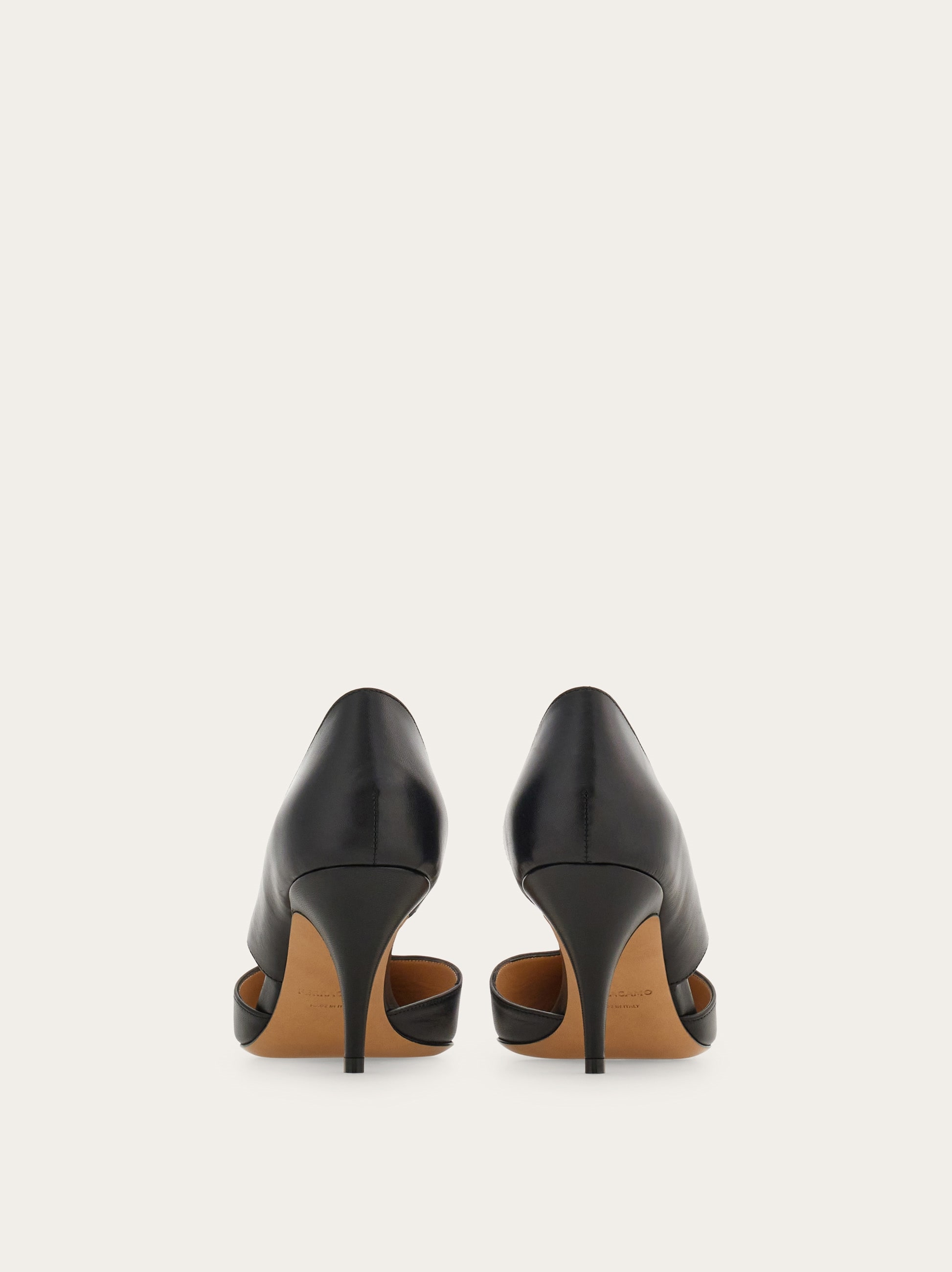 【FERRAGAMO】 Decollete New Vara In Vernice Pumps Vara in vernice in Nero - Ferragamo | Mytheresa