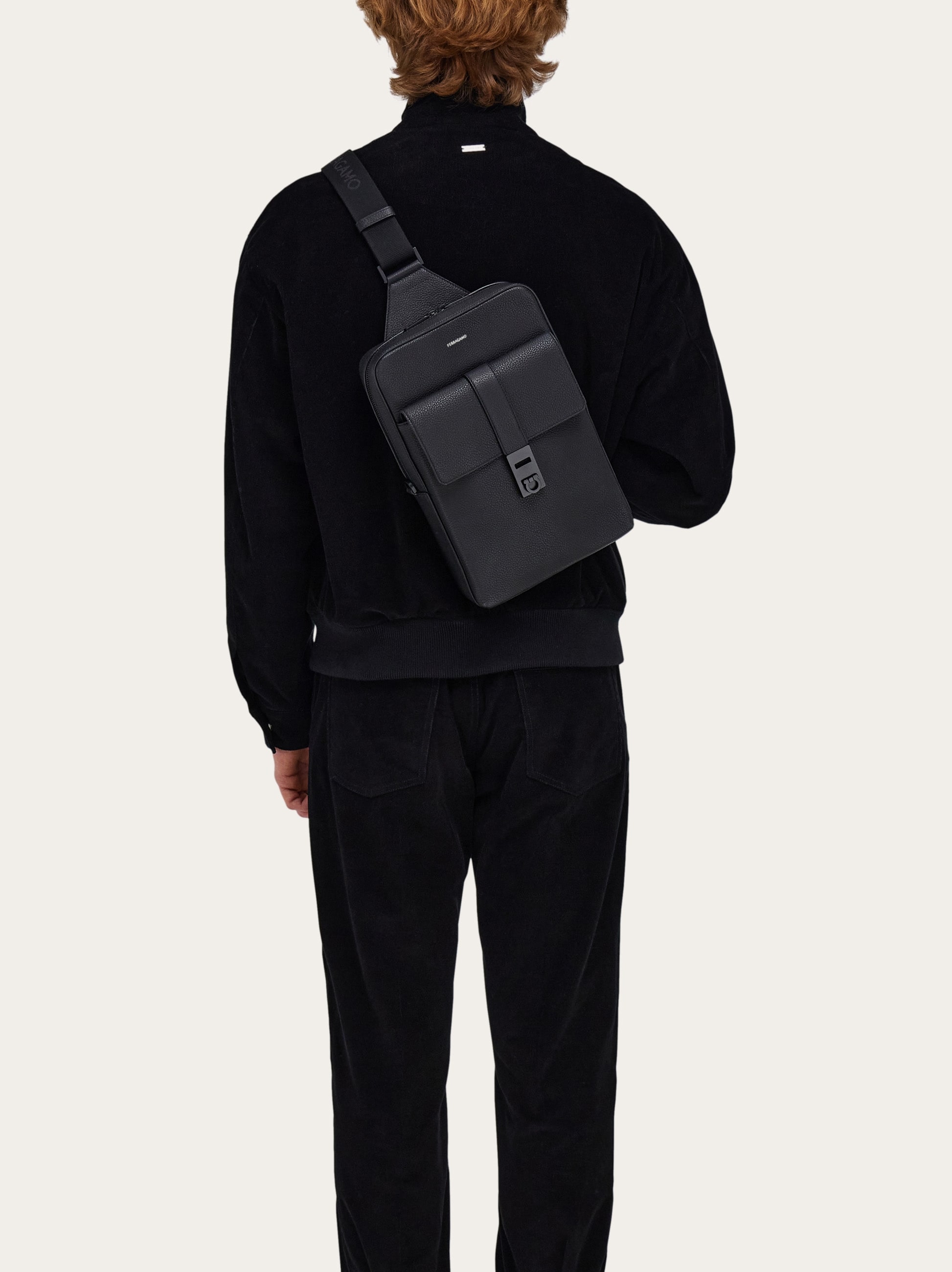 Hug バックル スリングバッグ - メンズ | Ferragamo