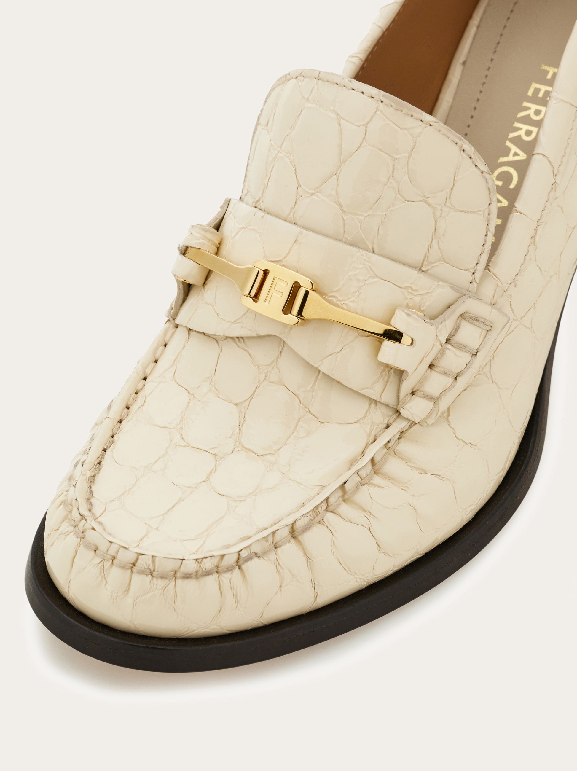 Ferragamo アイボリー ローファー　エナメル サルバトーレフェラガモ Salvatore Ferragamo ローファー