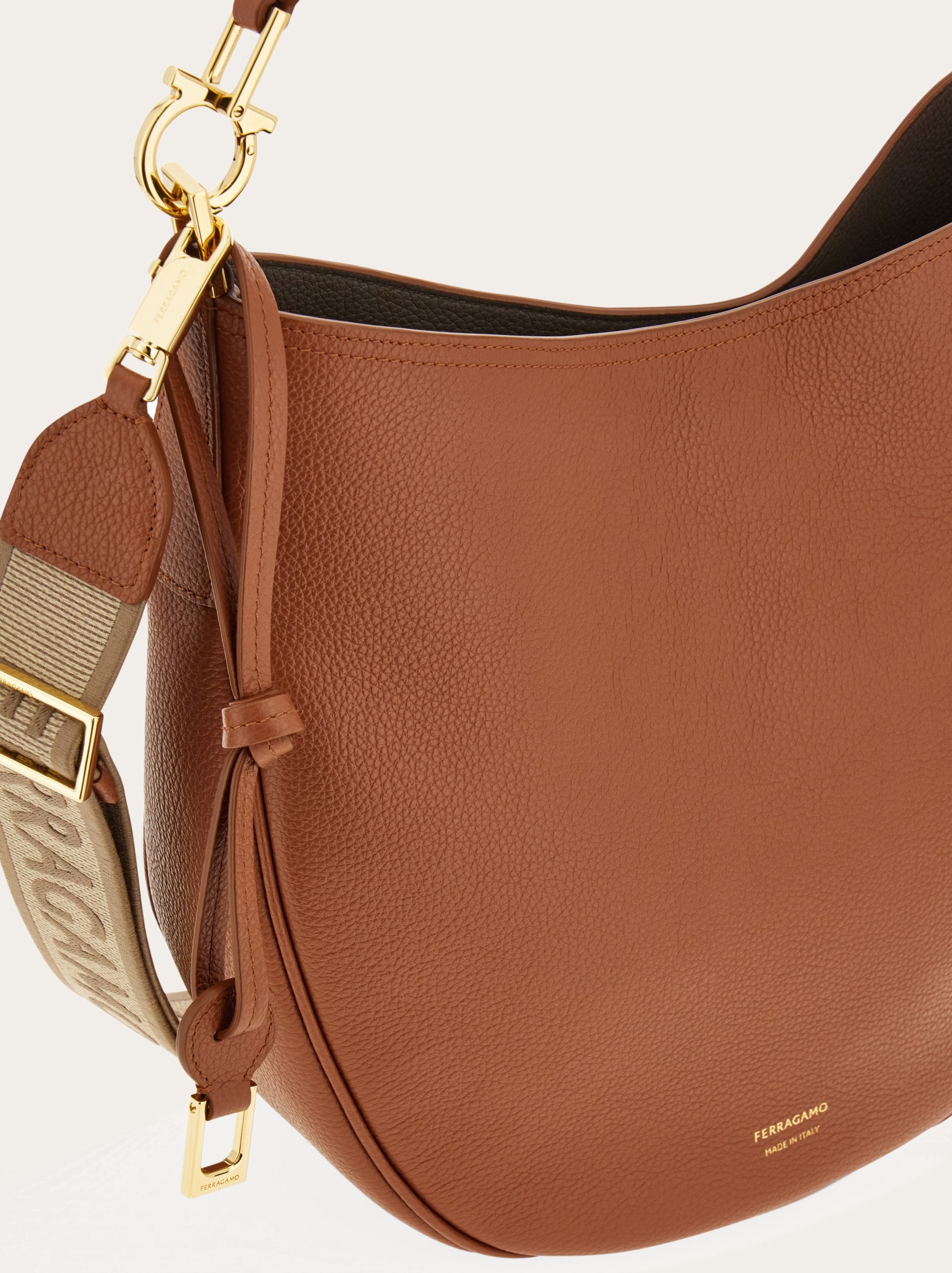 【FERRAGAMO】HOBO M Hobo bag (M) - Women | Ferragamo