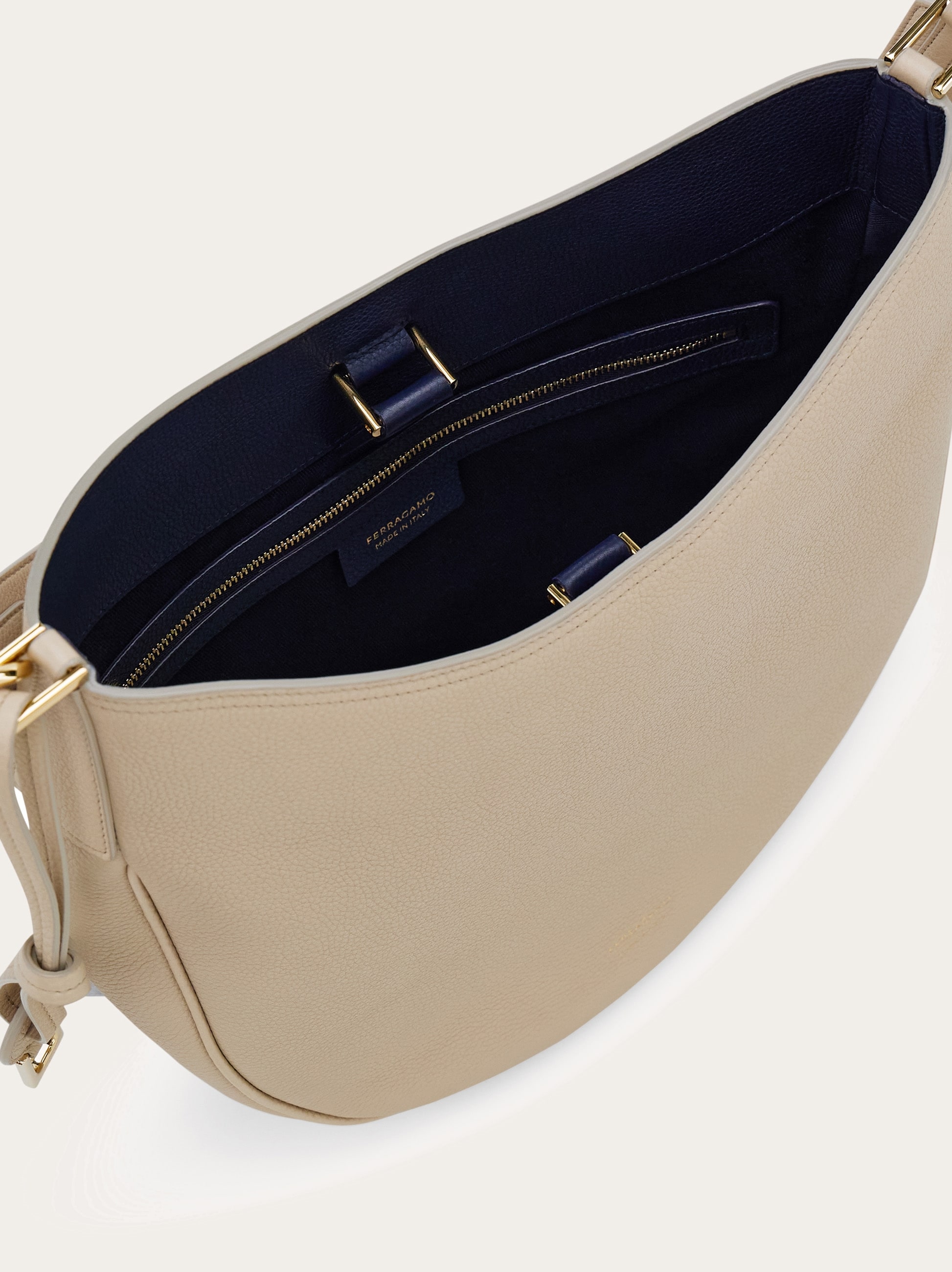 SALVATORE FERRAGAMO スマイルミティアムショルタハック 118372.jpg