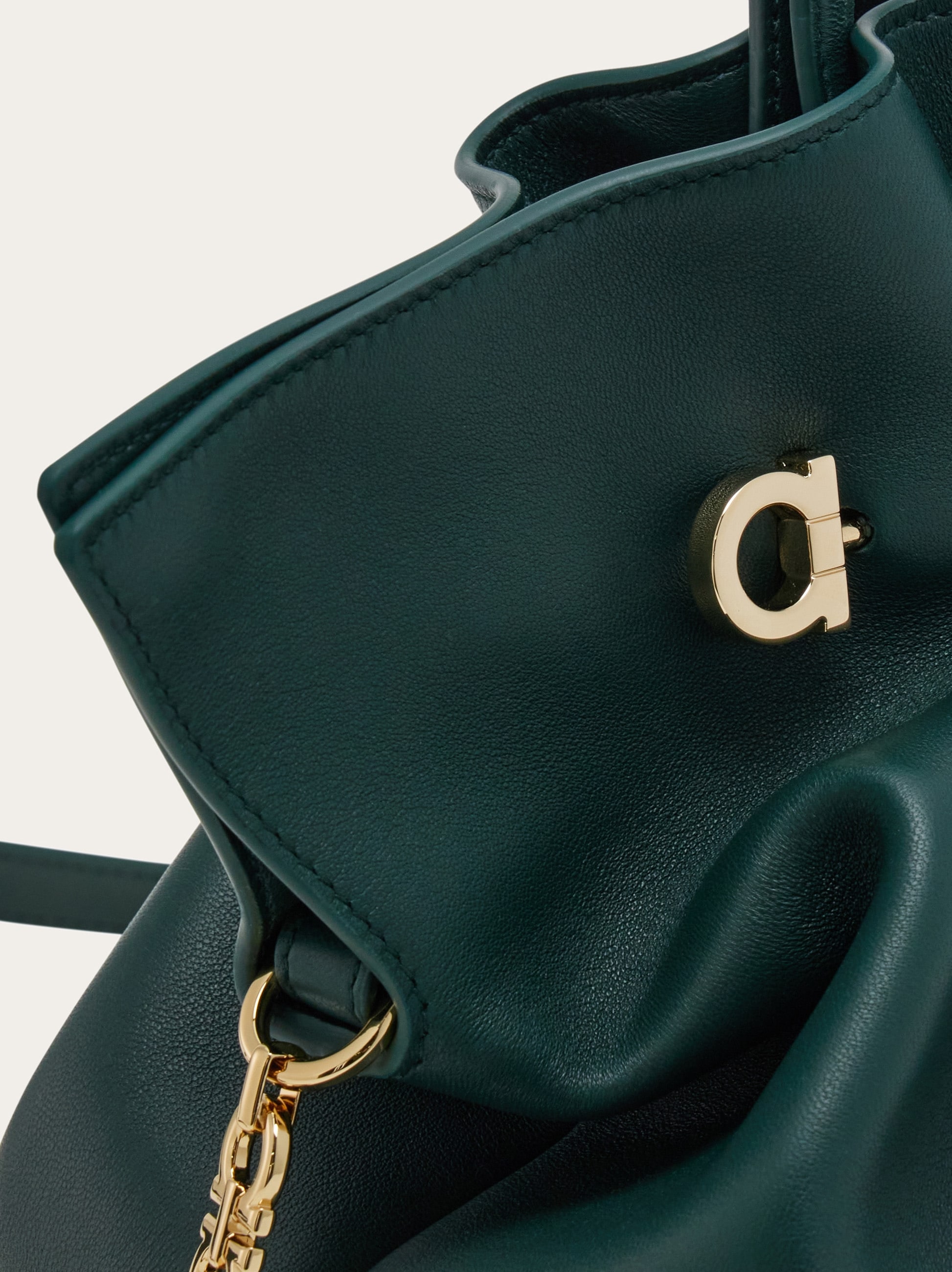 ショルダーバッグ・ポシェット FERRAGAMO SH DUMP S\nShoulder Bag\n27,0x11,0x18,0 Ferragamo Soft-bag (M) - Women | Ferragamo