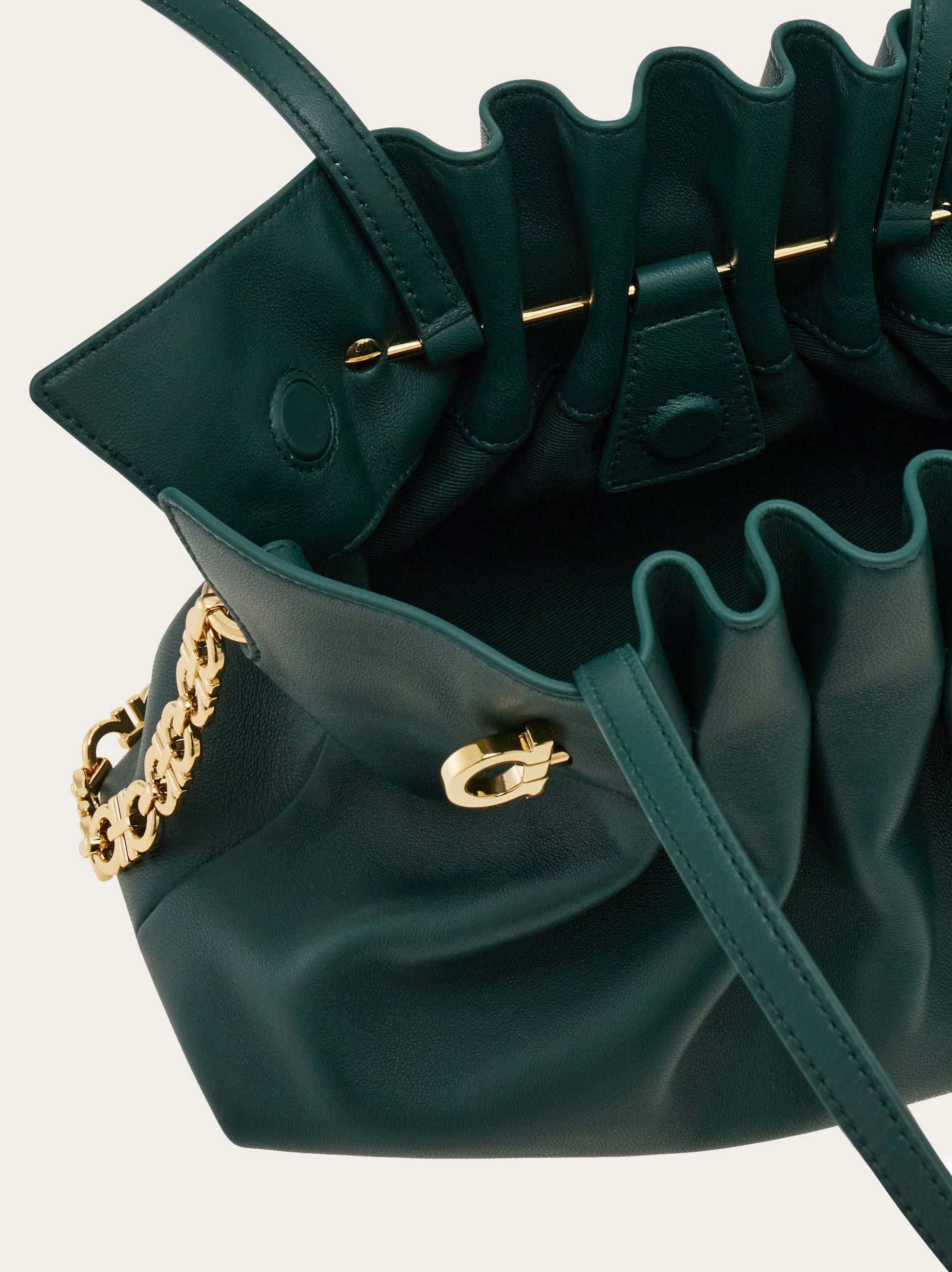 ★FERRAGAMO★フェラガモ ソフトバッグ（S） フェラガモ ソフトバッグ(S) - ウィメンズ | Ferragamo