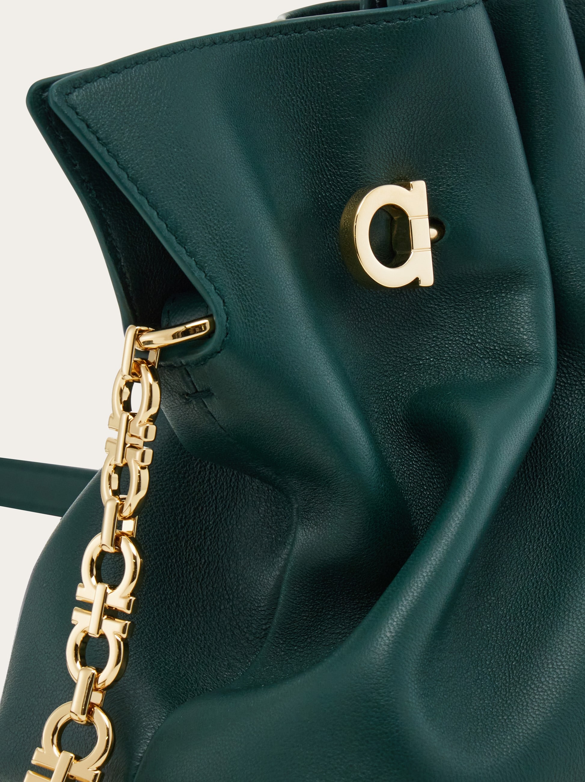 フェラガモ ソフトバッグ(S) - ウィメンズ | Ferragamo