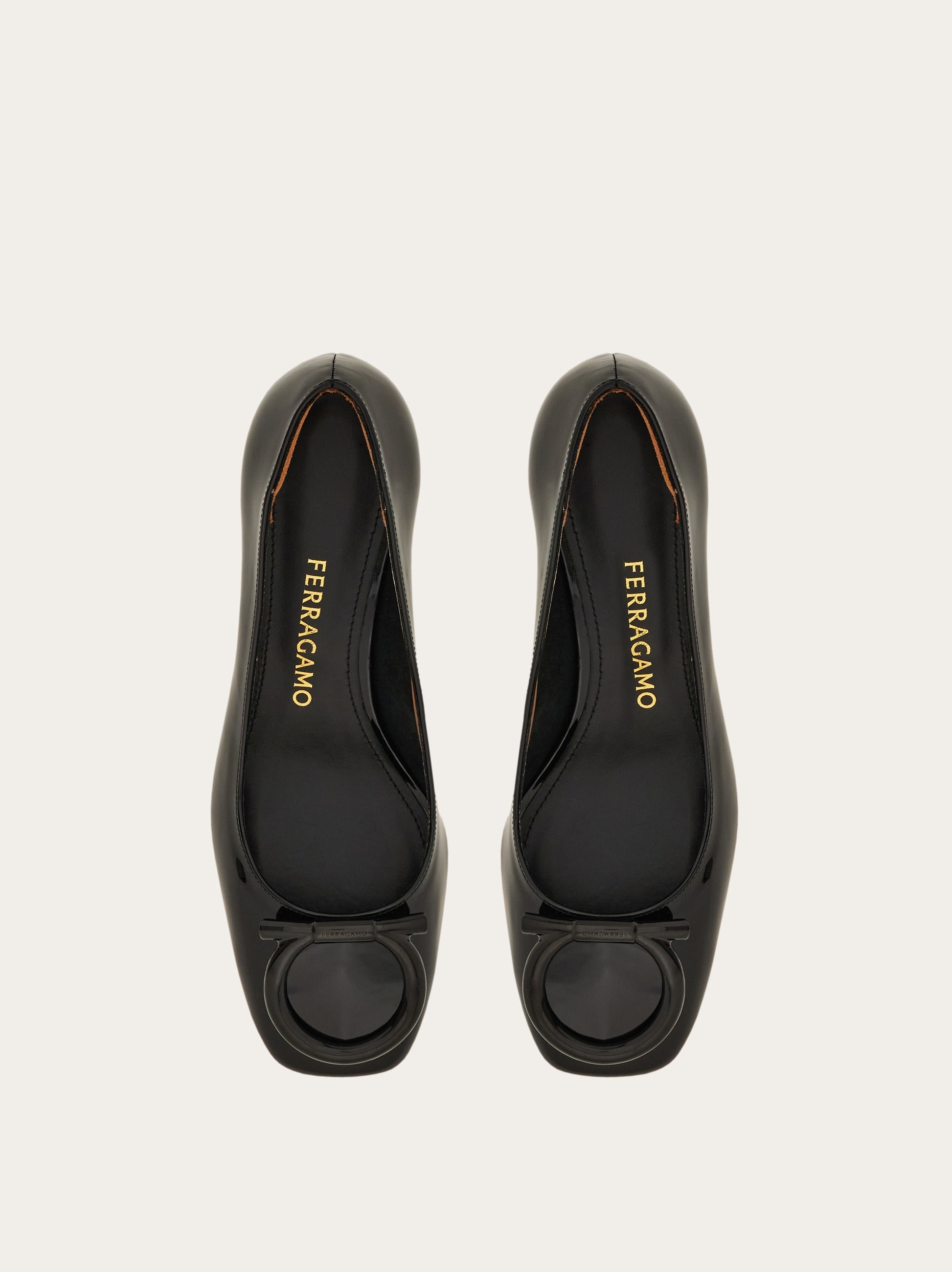 【FERRAGAMO】GANCINI PUMPS Pump with Gancini ornament - Women | Ferragamo