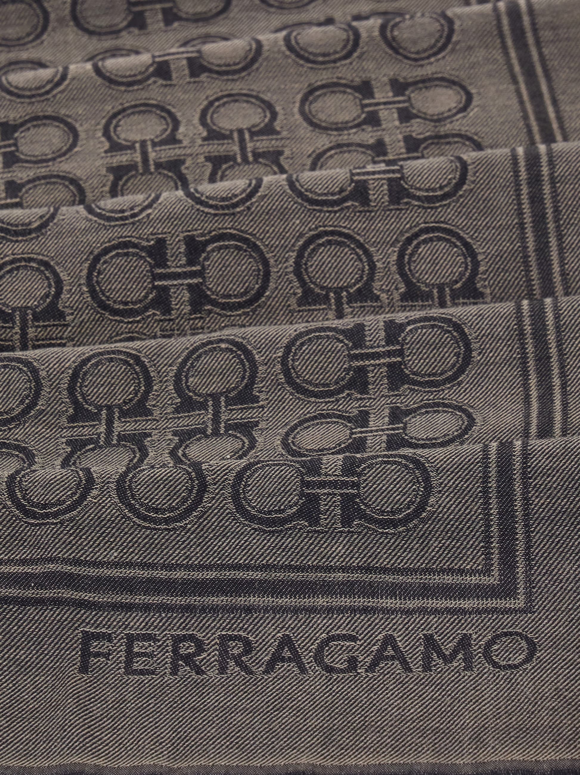 Ferragamo 超美品紳士ストール（silk100%） 超美品・Salvatore Ferragamo 超大型シルクストール - メルカリ