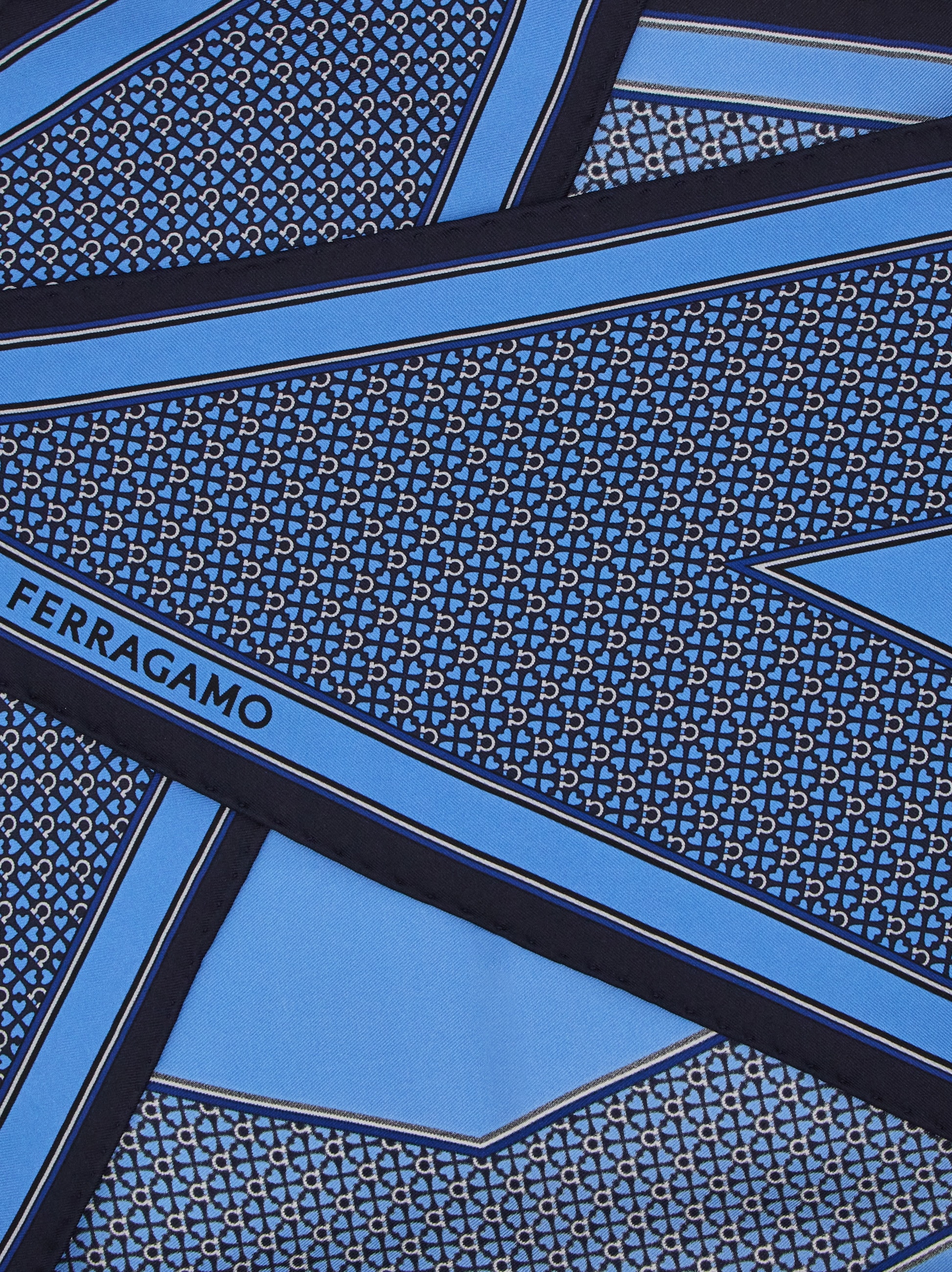 Salvatore Ferragamo スカーフ シルク チーター ブルー Salvatore Ferragamo チーター アニマル 大判 シルクスカーフ