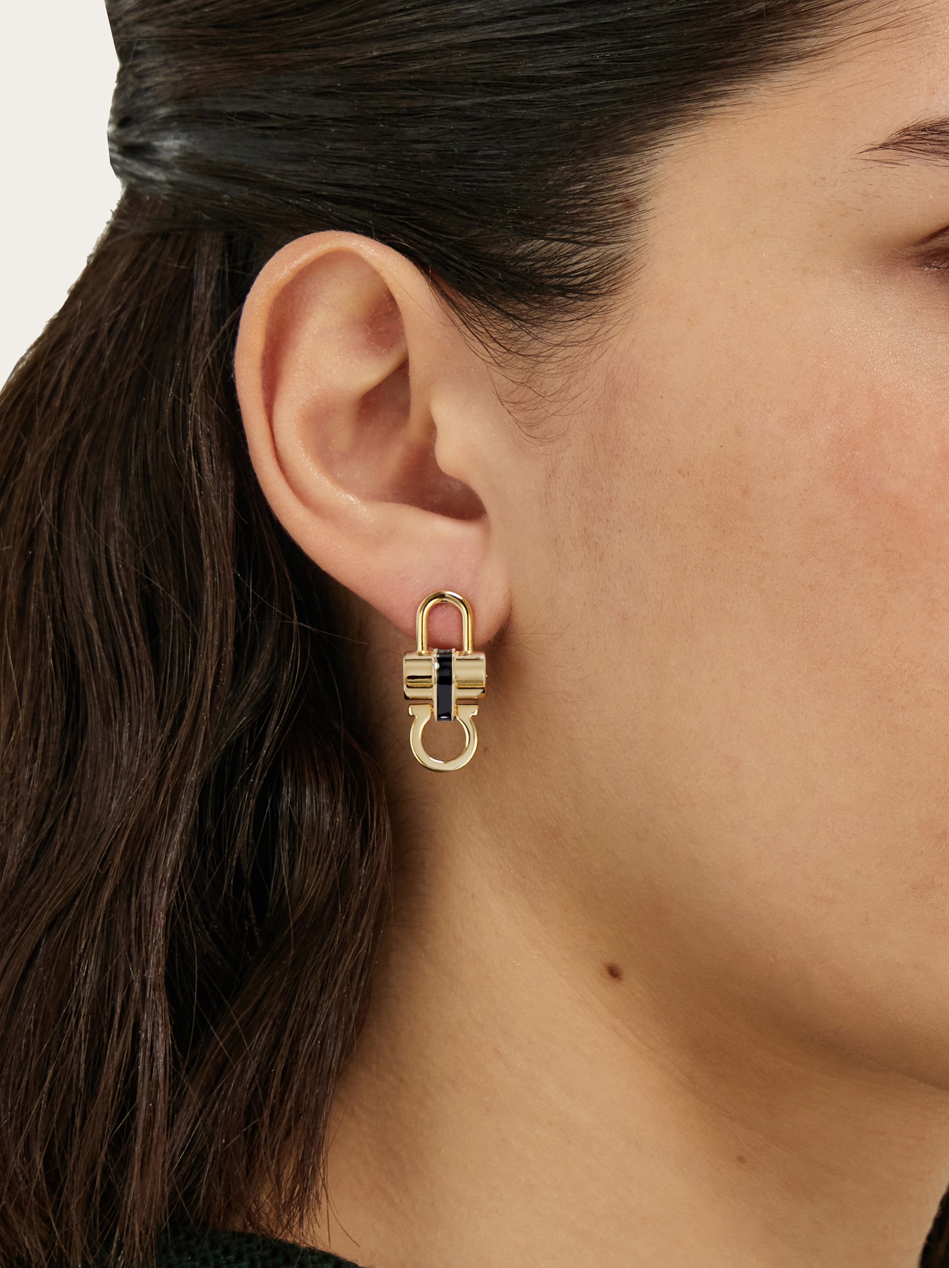 ピアス SALVATORE FERRAGAMO GOLD L EARRINGS Gancini crystals earrings - L - Women | Ferragamo