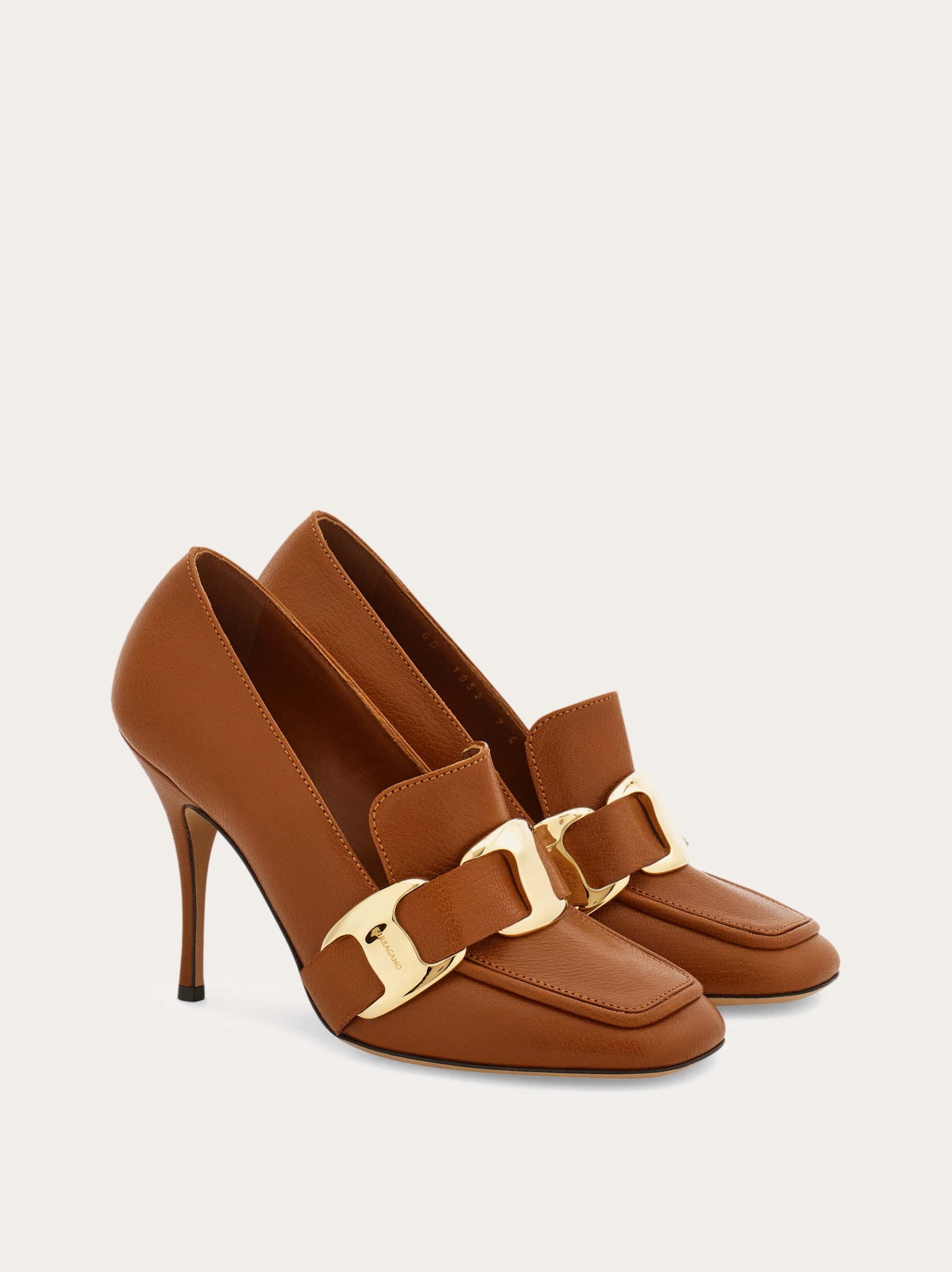 [Salvatore Ferragamo] 新型Varaプレートポンプ New Vara plate low heel pump - Women | Ferragamo