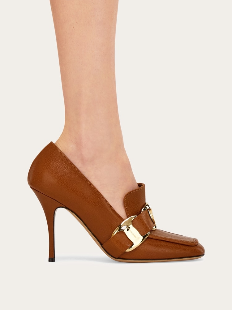 [Salvatore Ferragamo] 新型Varaプレートポンプ New Vara plate low heel pump - Women | Ferragamo