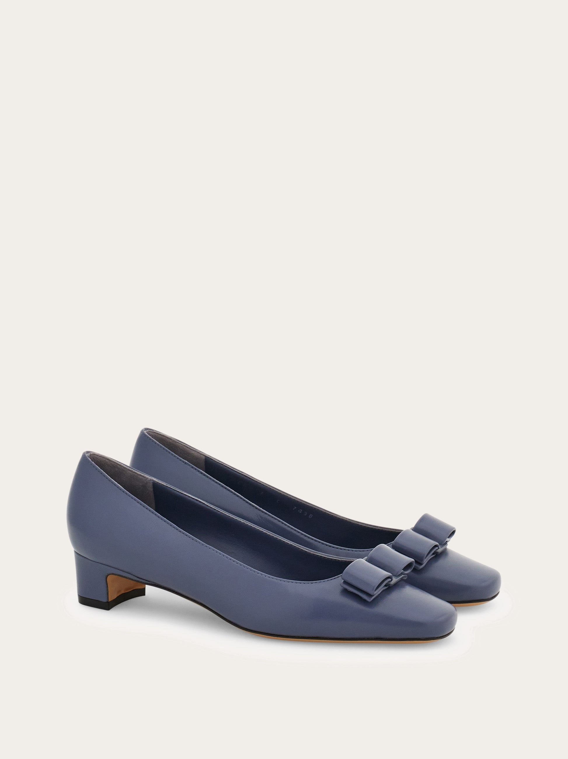 VIP【関税送料無料】希少 FERRAGAMO ELECTRIC BLUE SATIN PUMPS VIP【関税送料無料】希少 FERRAGAMO ELECTRIC BLUE SATIN PUMPS