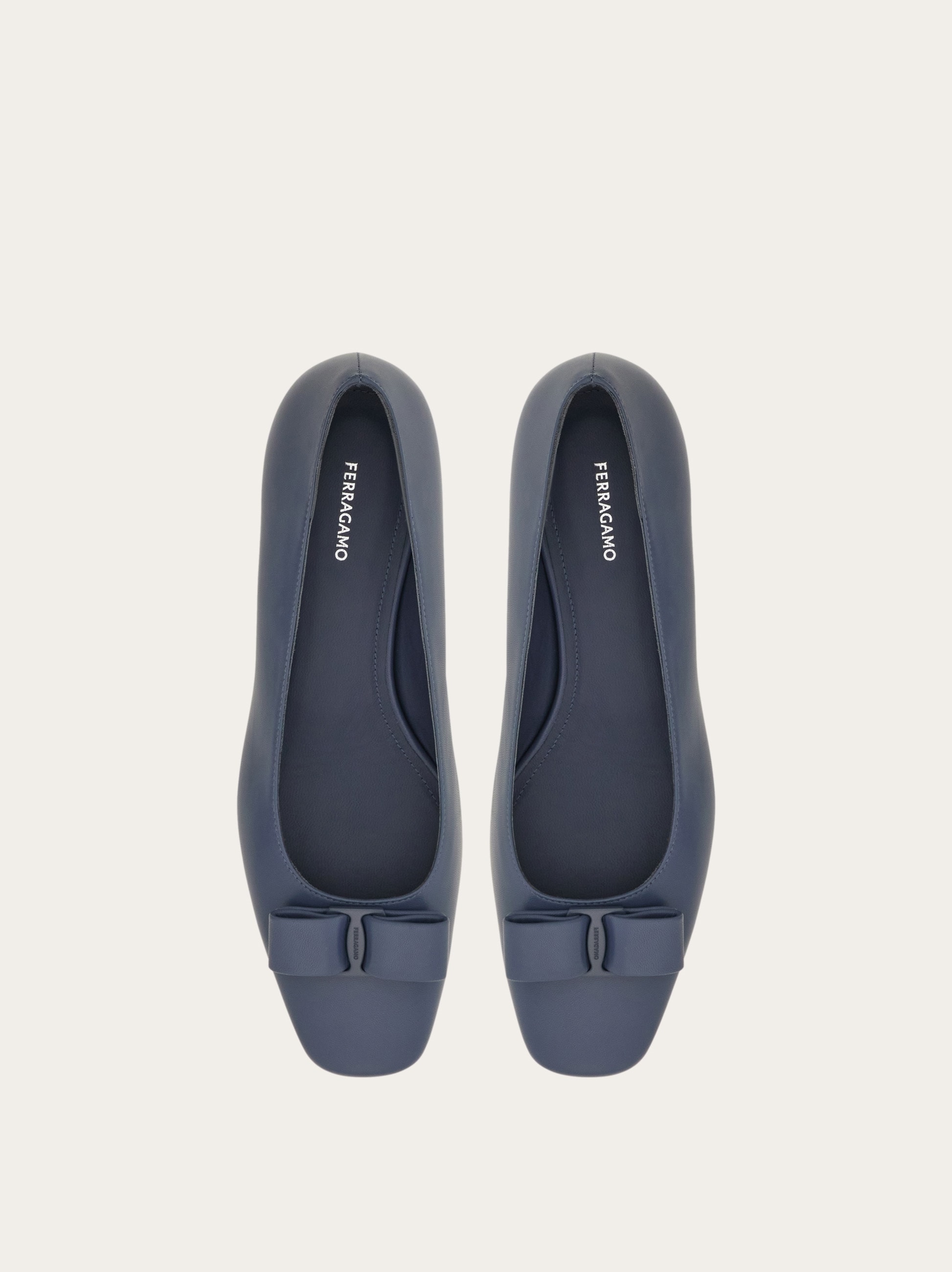 【送料&関税込】Ferragamo Leather Pumps With Logo Pump with Gancini ornament - Women | Ferragamo