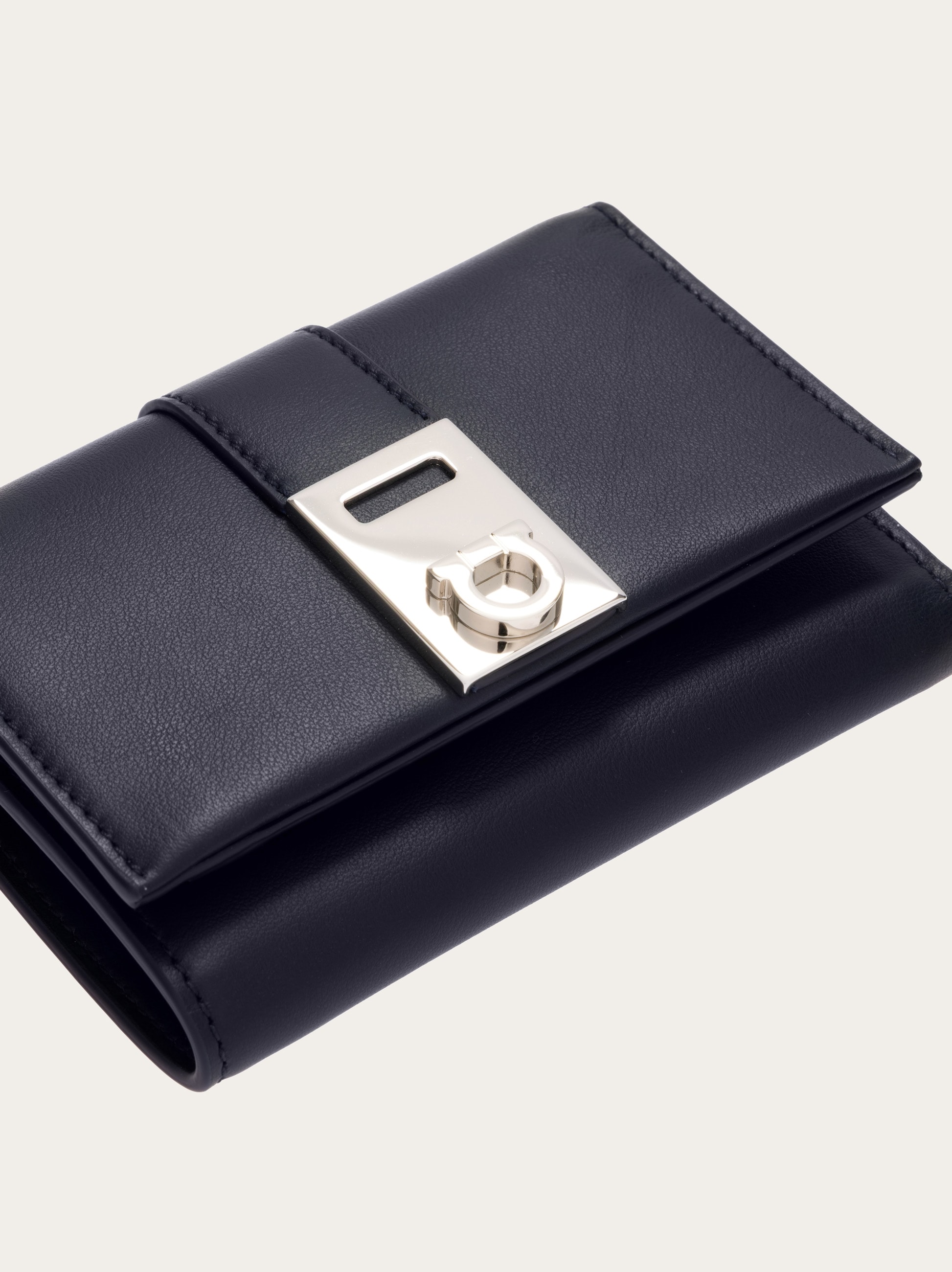 Hug compact wallet - Women | Ferragamo
