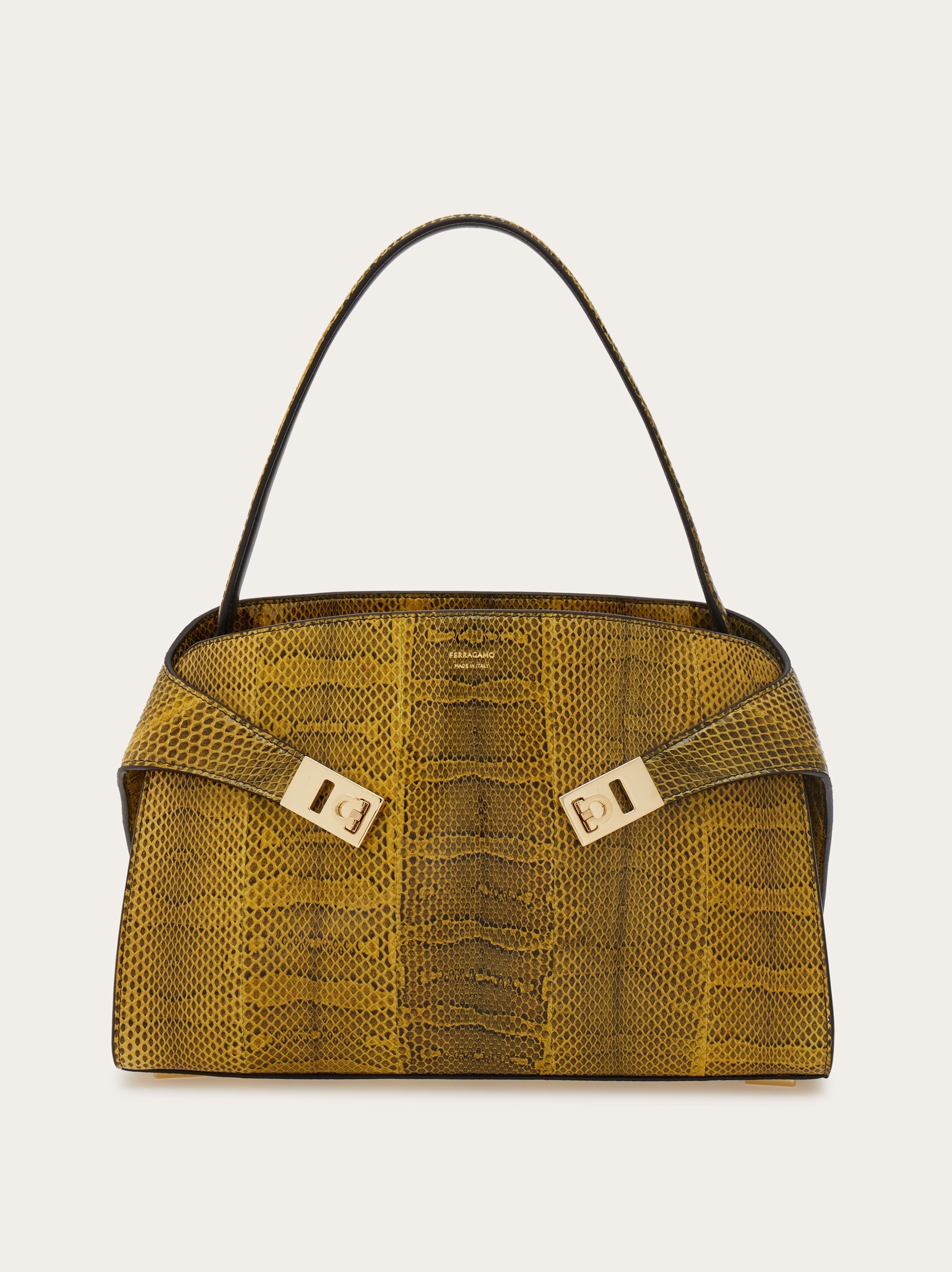 大人の余裕バッグ FERRAGAMO 'Hug Soft M' shoulder bag Hug Soft shoulder bag (M) - Women | Ferragamo