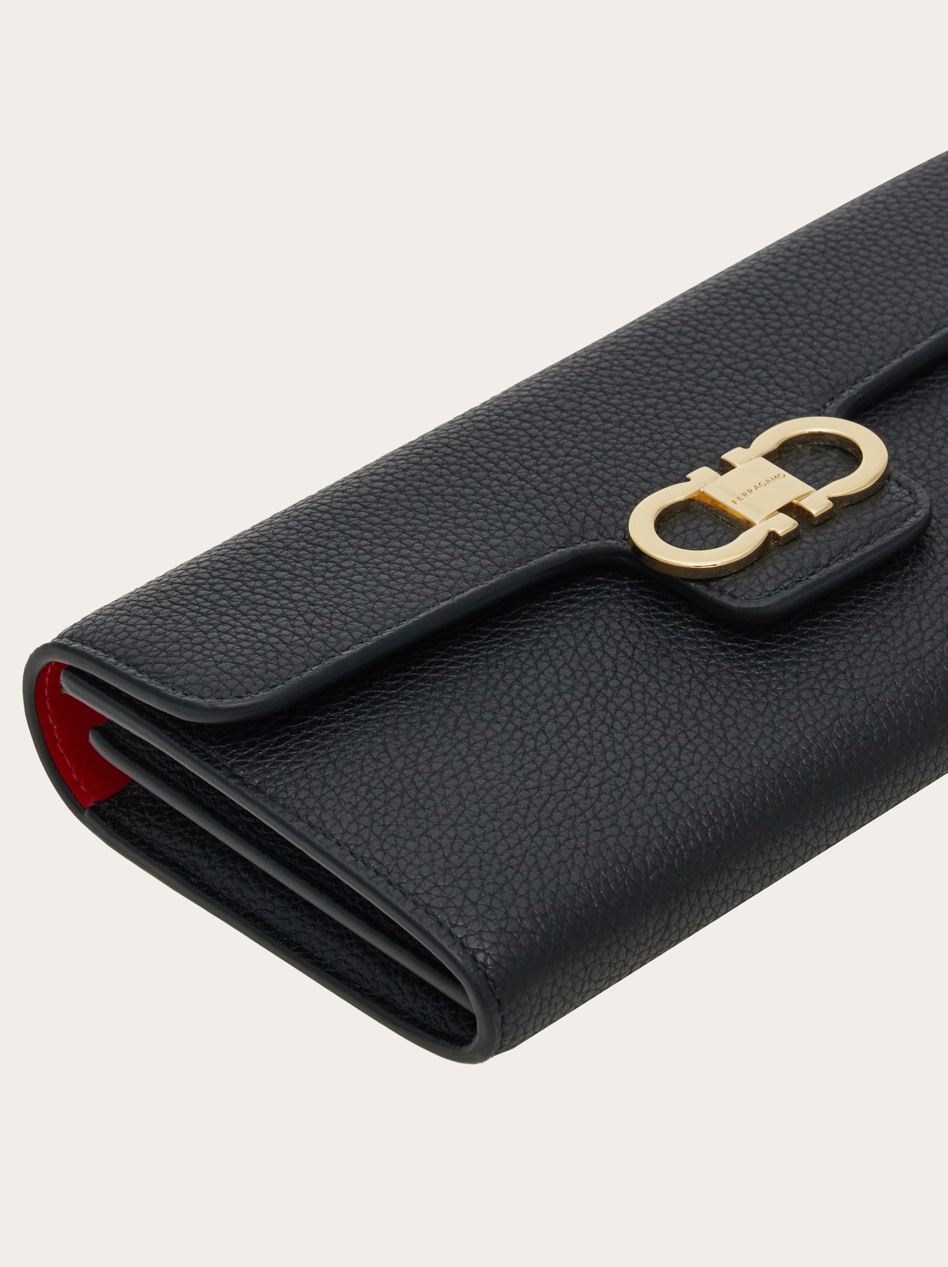 美品　Ferragamo Gancini wallet with shoulder strap - Women | Ferragamo