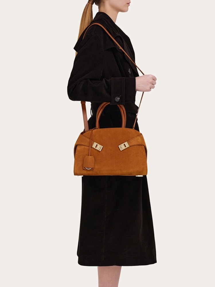 Hug handbag (M) Gallery image 3