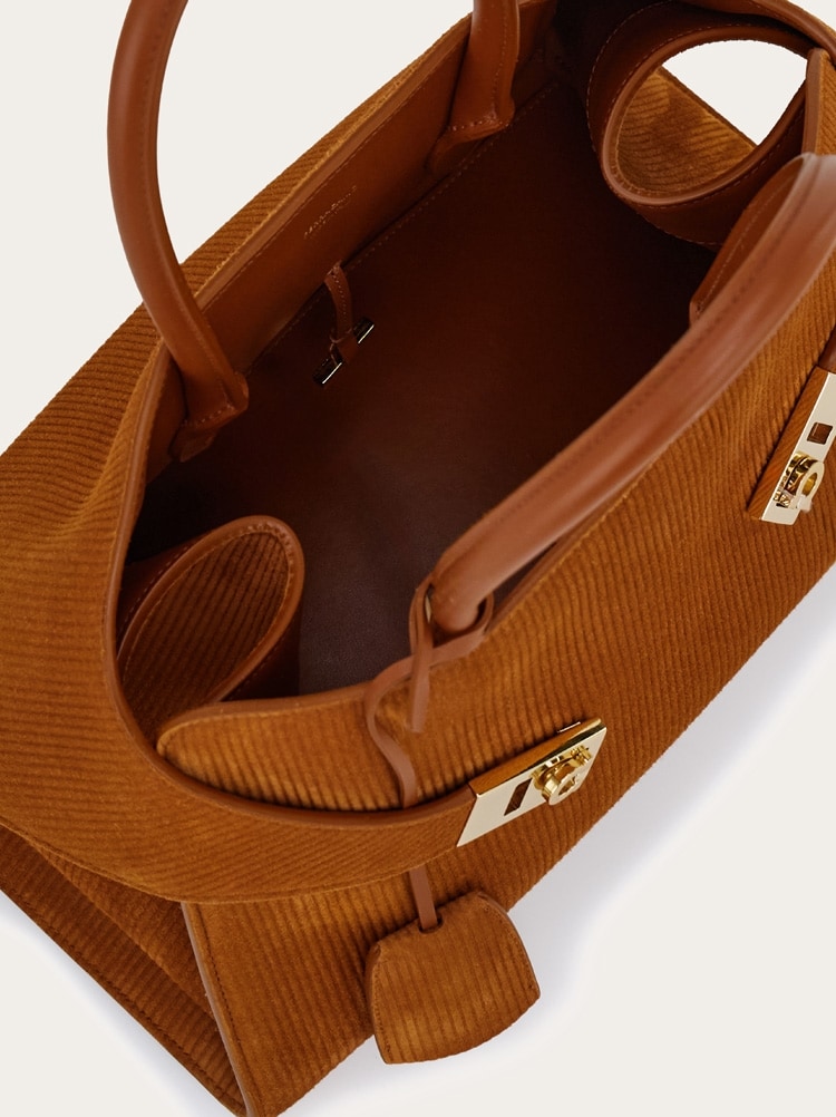 Hug handbag (M) Gallery image 6