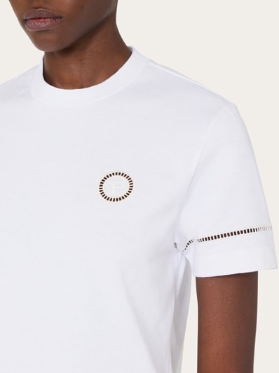 Tシャツ・カットソー FERRAGAMO Woman T-Shirt White 113261 782752 003 Ferragamo logo-print Cotton T-shirt | White | FARFETCH