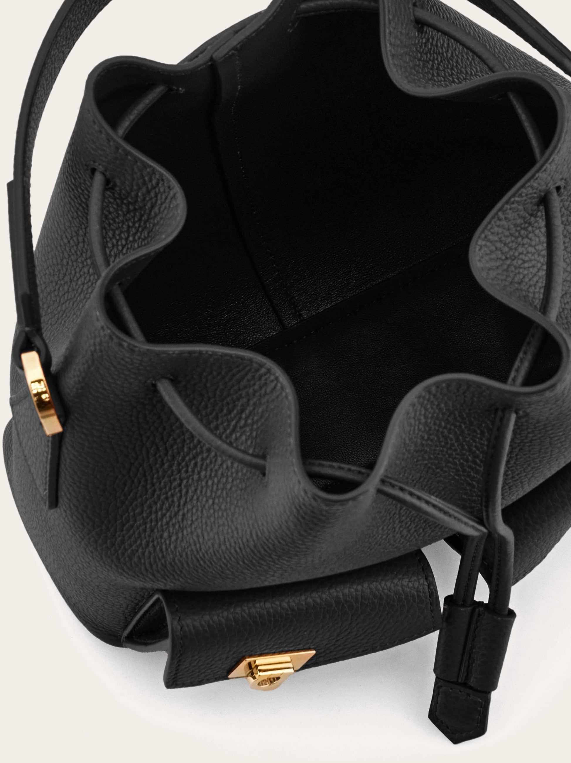 ショルダーバッグ・ポシェット FERRAGAMO BUCKET BAG (211488757946 LANGUOR) Salvatore Ferragamo Gancini Drawstring Bucket Bag Wicker