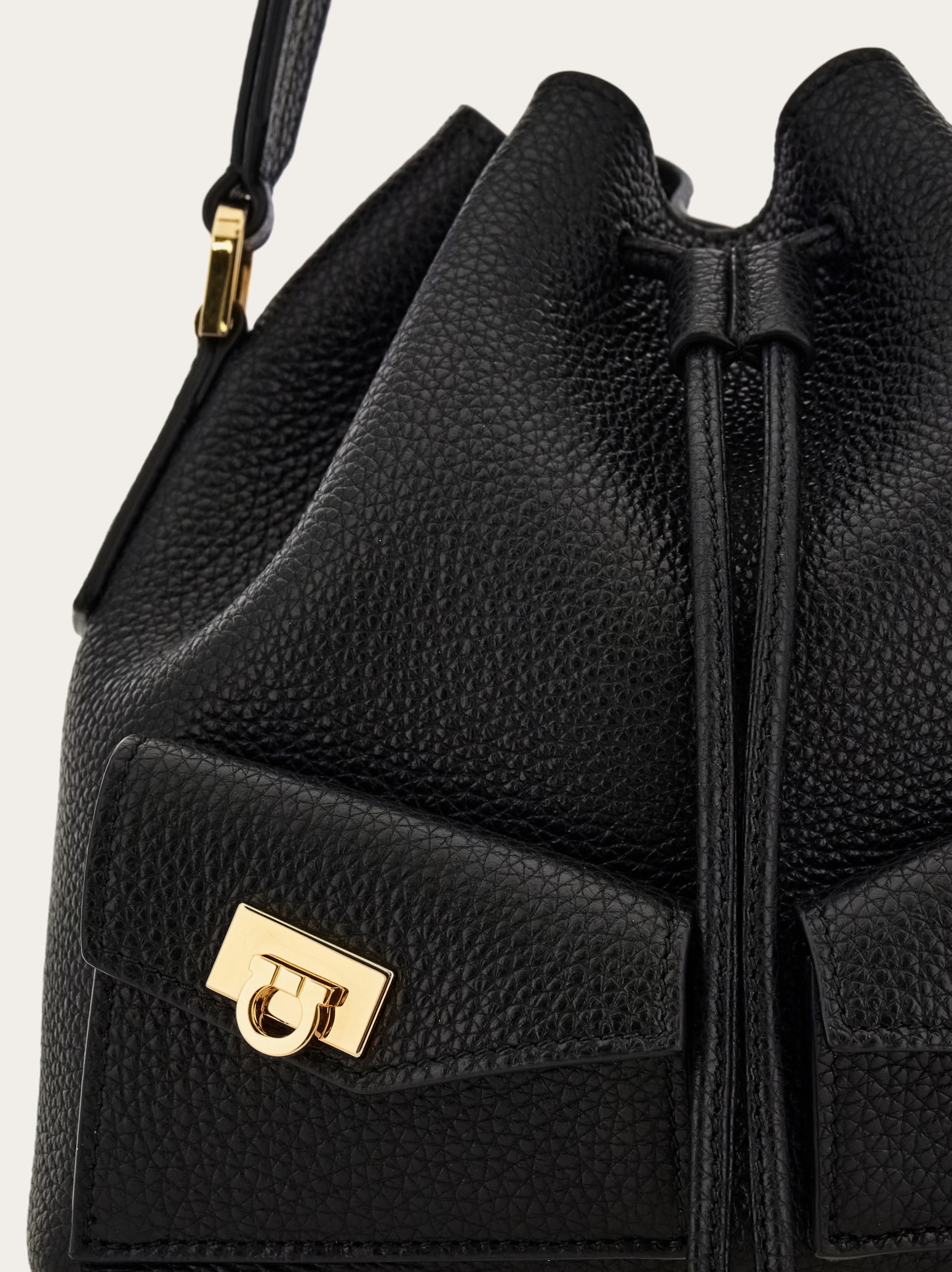 ショルダーバッグ・ポシェット FERRAGAMO BUCKET BAG Multipocket bucket bag - Women | Ferragamo