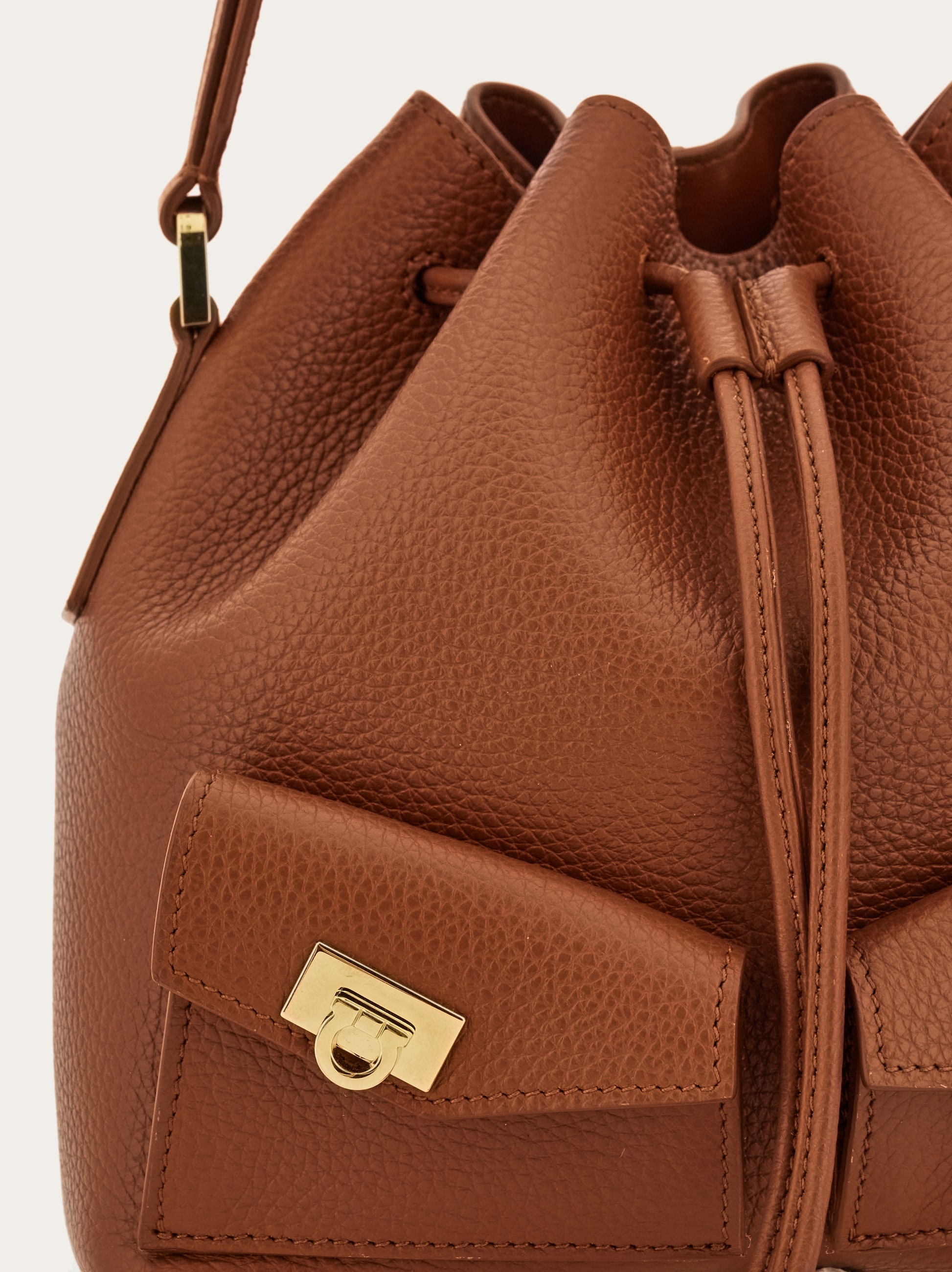 【送料&関税込】Ferragamo Leather Bucket Bag Ferragamo Bucket bags and bucket purses for Women | Online