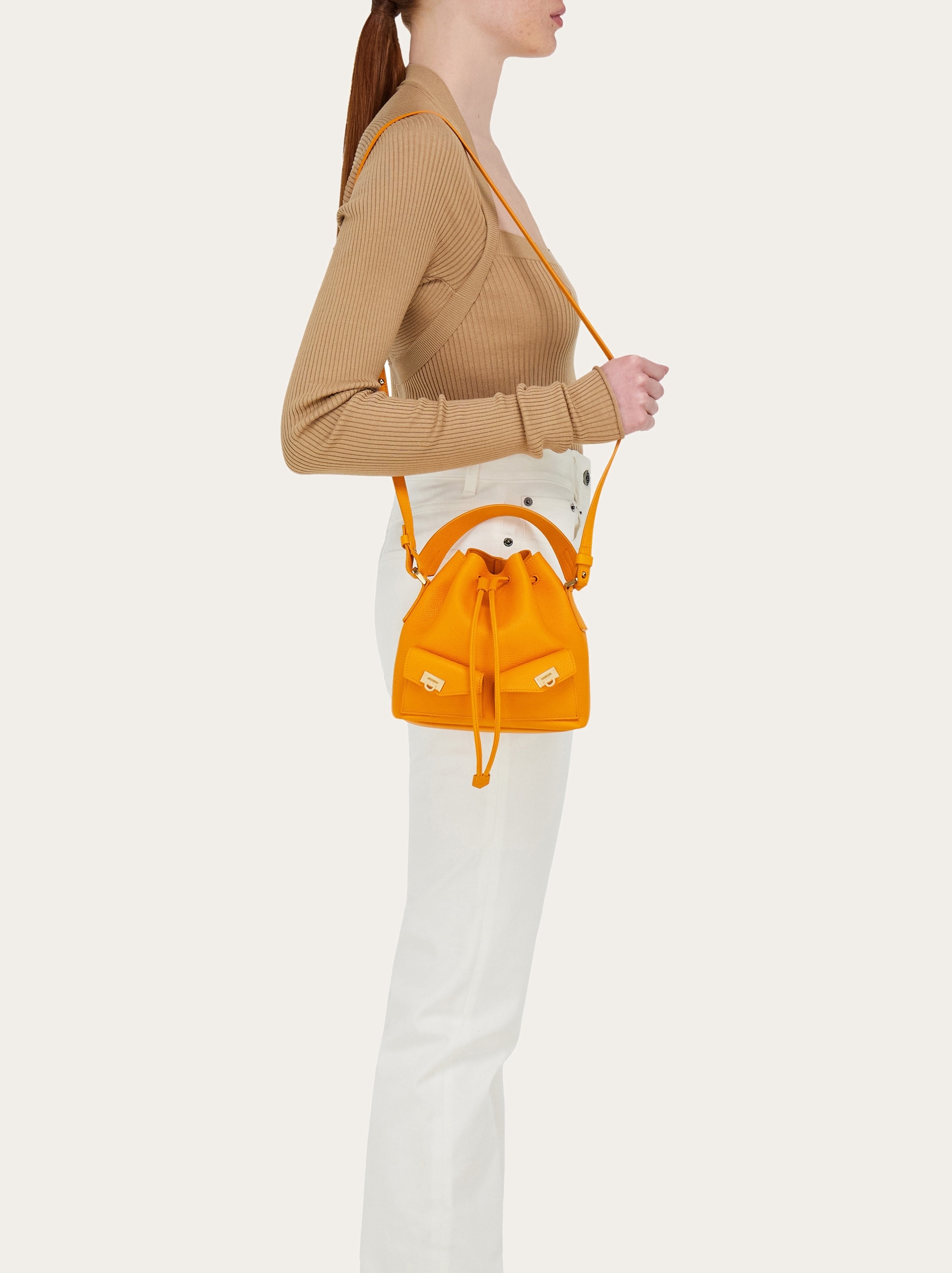 【送料&関税込】Ferragamo Mini Bucket Mini bucket bag with Vara bows - Women | Ferragamo