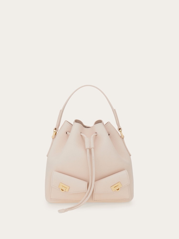 【Ferragamo】ミニバケットバッグ Ferragamo - ミニ・ラフィア・バケットバッグ をオンライン購入