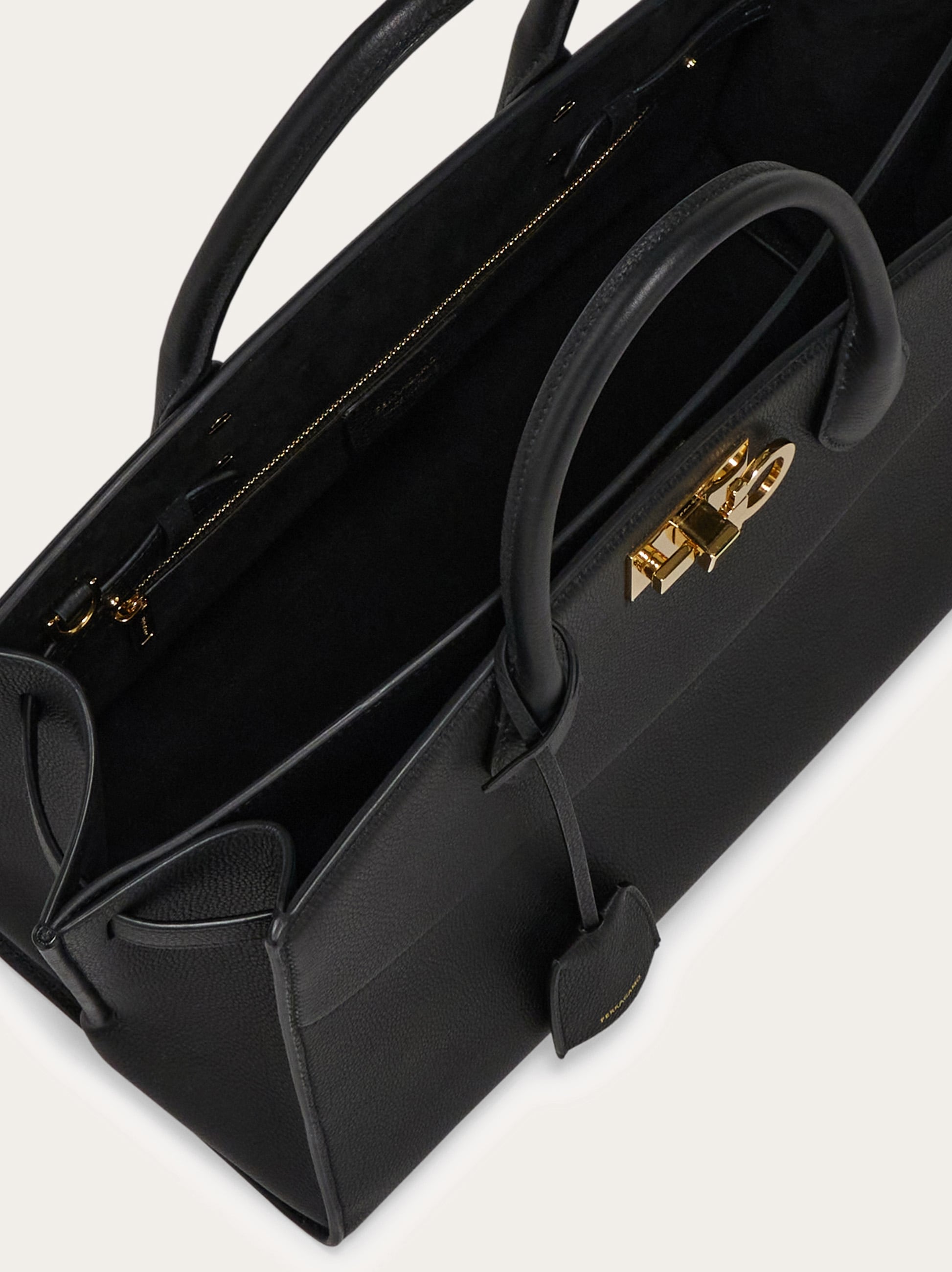 【FERRAGAMO】New Ferragamo Studio Soft bag(L) New Ferragamo Studio soft bag (L) - Women | Ferragamo