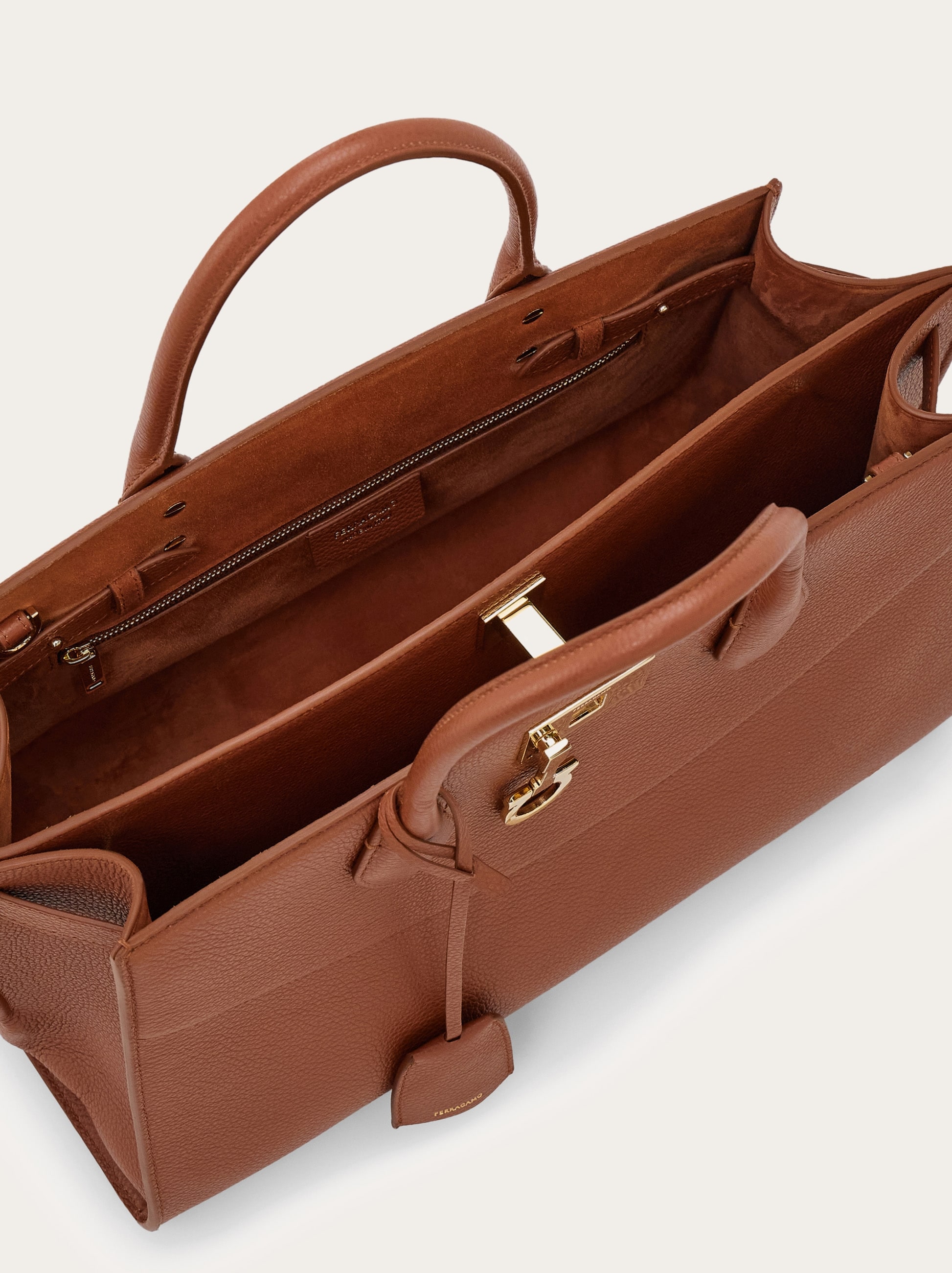 New Ferragamo Studio Soft bag (L) - ウィメンズ | Ferragamo