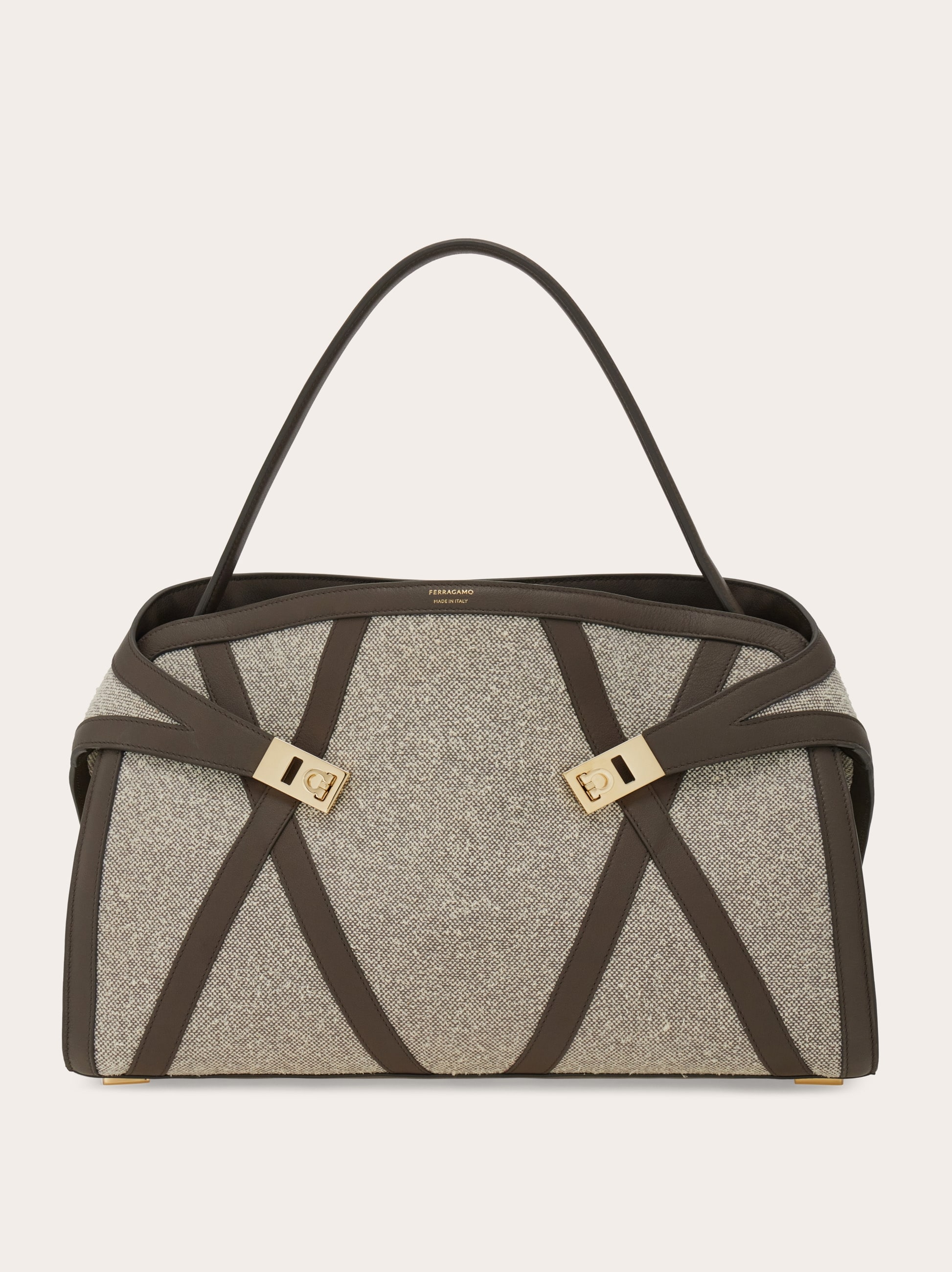 大人の余裕バッグ FERRAGAMO 'Hug Soft M' shoulder bag Hug Soft shoulder bag (M) - Women | Ferragamo