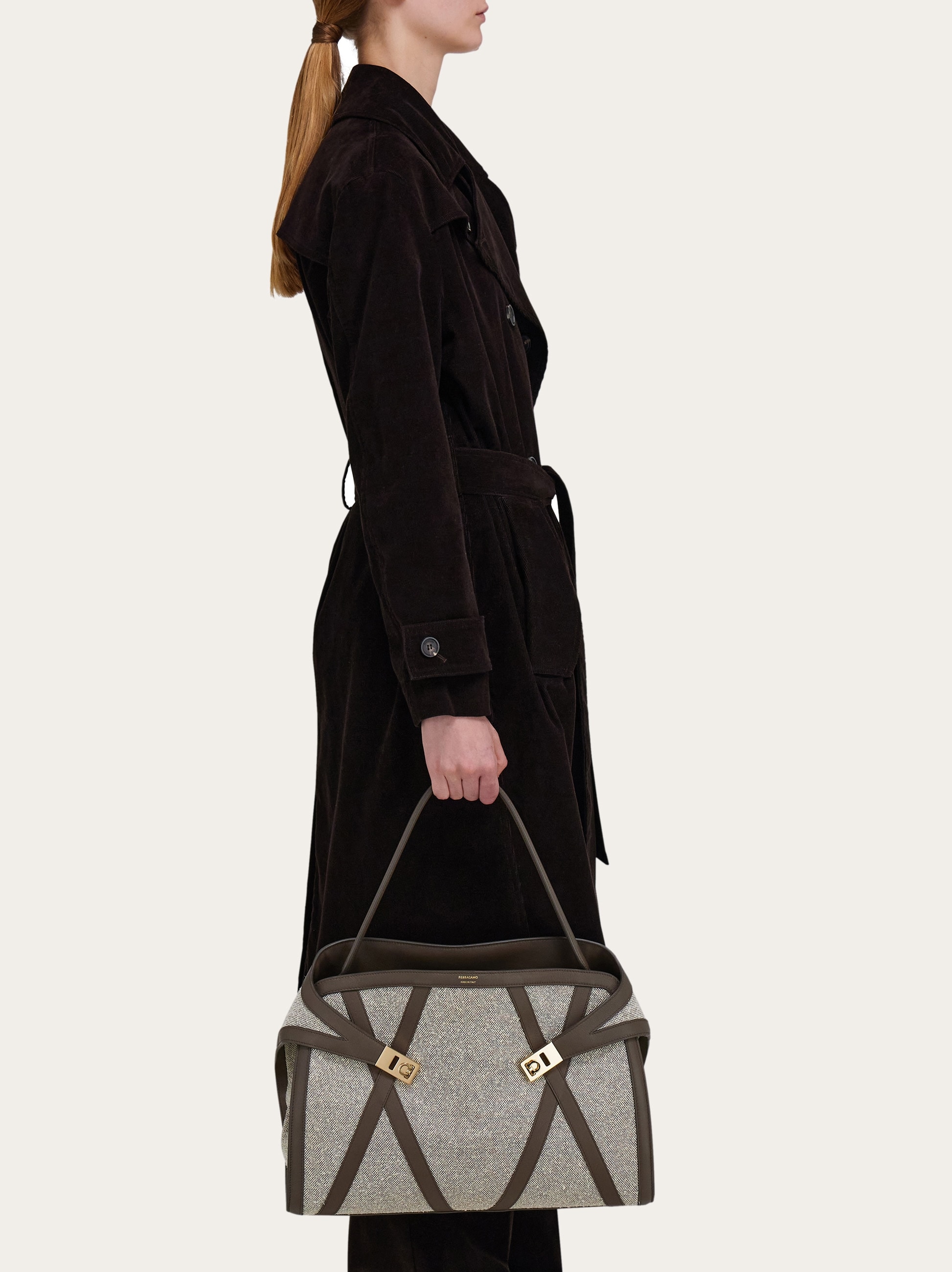 ハンドバッグ Salvatore Ferragamo Hug Pouch L Hug soft crossbody bag (XS) - Women | Ferragamo