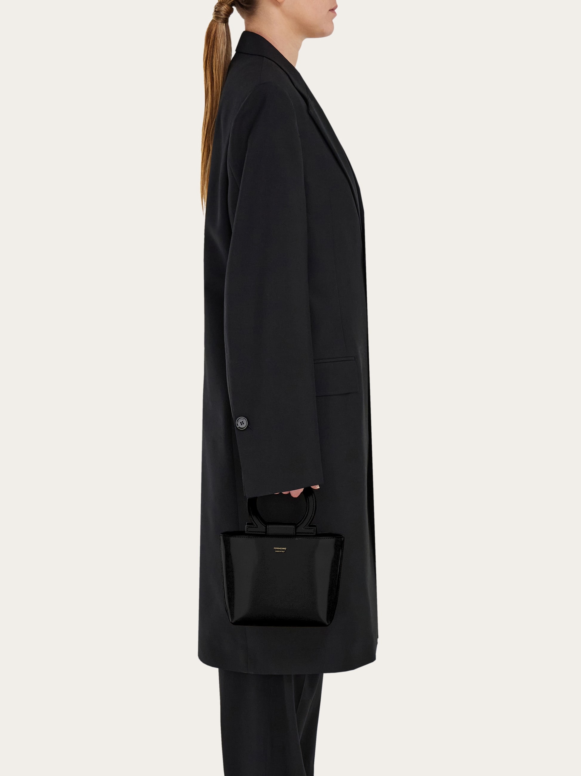 希少Salvatore Ferragamo ガンチーニ　ミニバッグ　ポーチ セール】【FERRAGAMO】フェラガモ WANDA ミニバッグ ショルダー