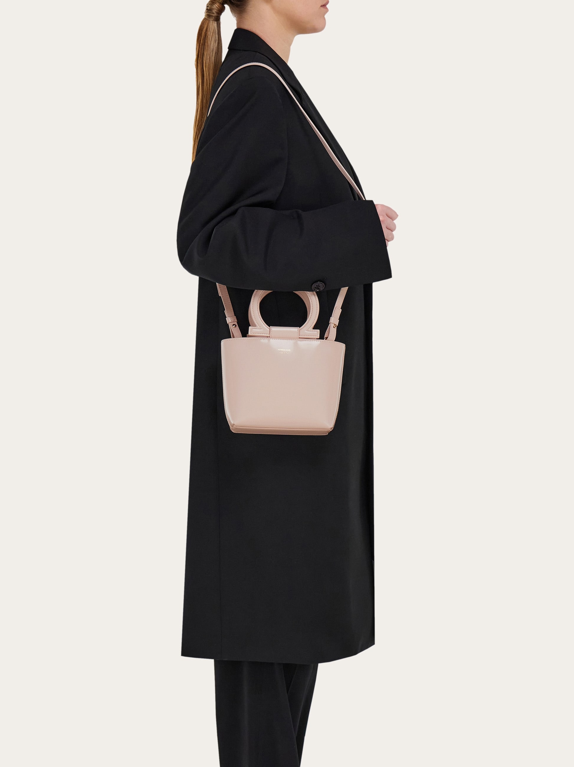 【極美品】フェラガモ ガンチーニ パーティバッグ ミニハンドバッグ ガンチーニ ミニバッグ - ウィメンズ | Ferragamo